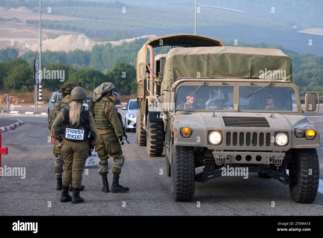 Israel, 8. Oktober 2023. Die israelische Armee richtete Kontrollpunkte um den Ort ein, in der Nähe der israelischen Polizei ergreift Sicherheitsmaßnahmen und errichtete Kontrollpunkte in der Nähe der libanesischen Grenze nach den Angriffen der Hisbollah auf Israel, 8. Oktober 2023 Foto: Fadi Amun Copyright: XFADIxAMUNx Libanese Border 4 Credit: Imago/Alamy Live News Stockfoto