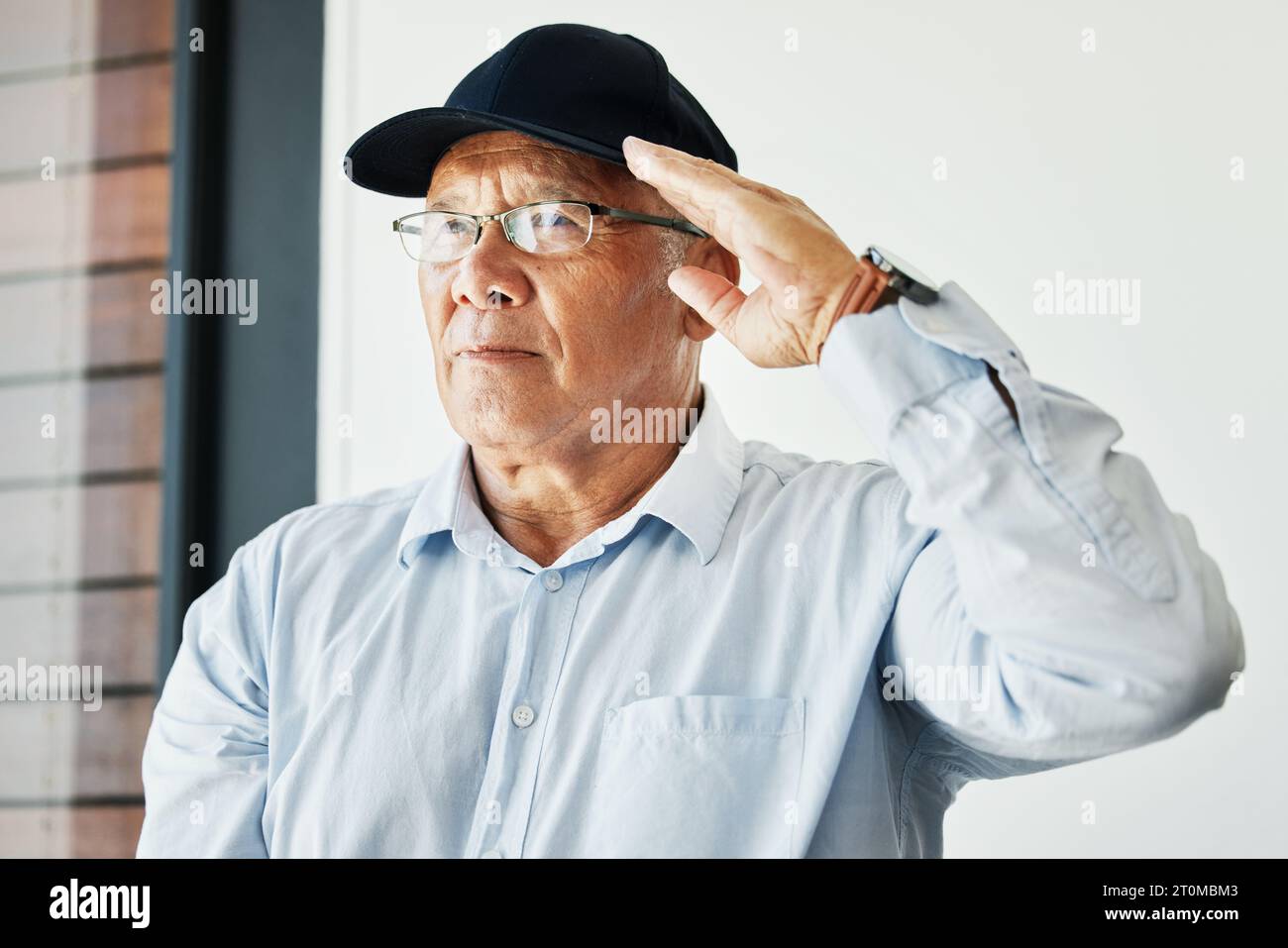 Alter Mann, Salut und Porträt für Soldatenerkennung auf weißem Hintergrund für Dankbarkeit, Stolz oder Respekt. Älterer Mann, Armeeheld und Militär oder Hand Stockfoto