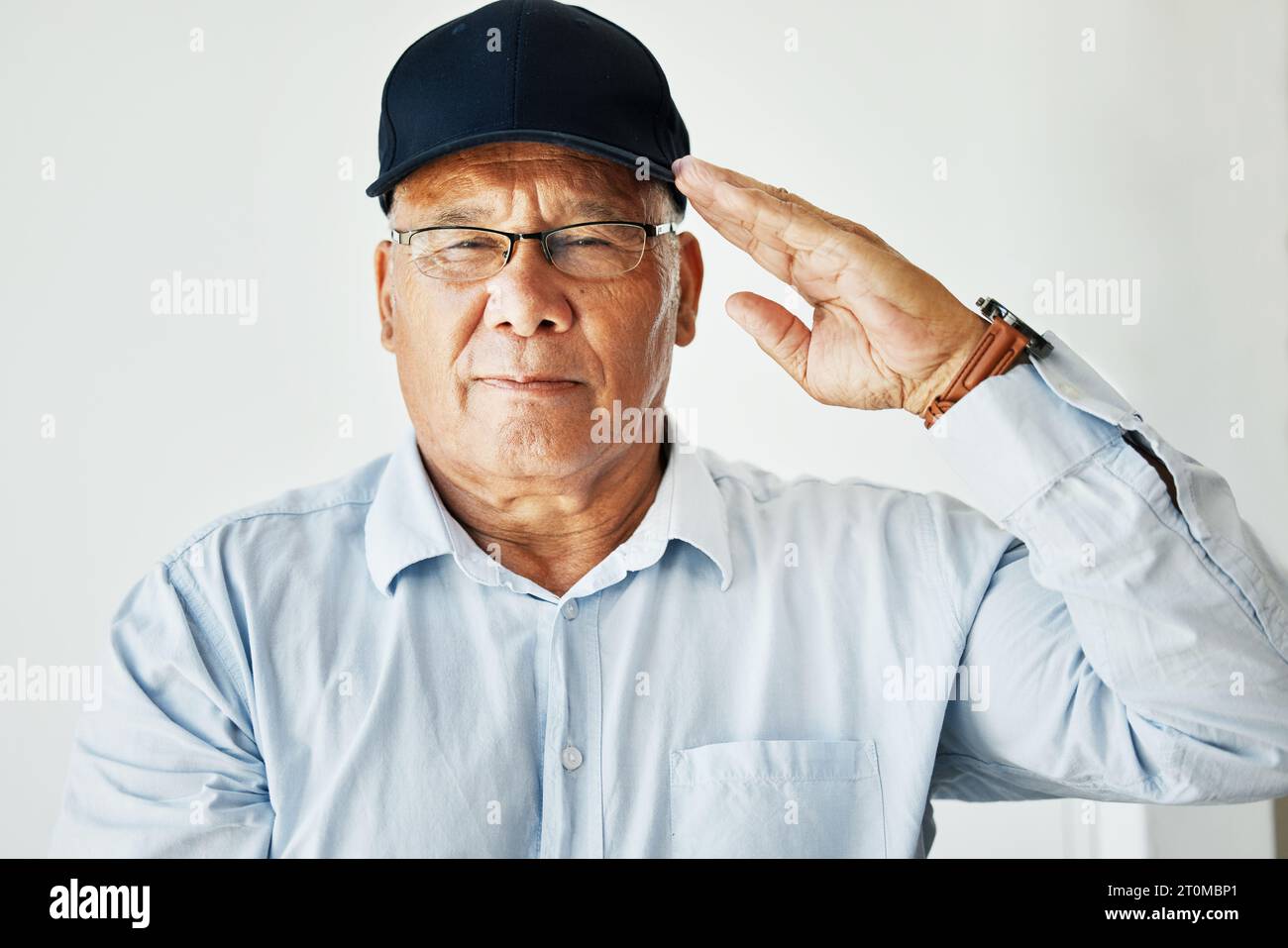 Alter Mann, Salut und Porträt für Veteranen auf weißem Hintergrund für Dankbarkeit, Stolz oder Respekt. Ältere Männer, Armee Helden Macht und Militär OR Stockfoto