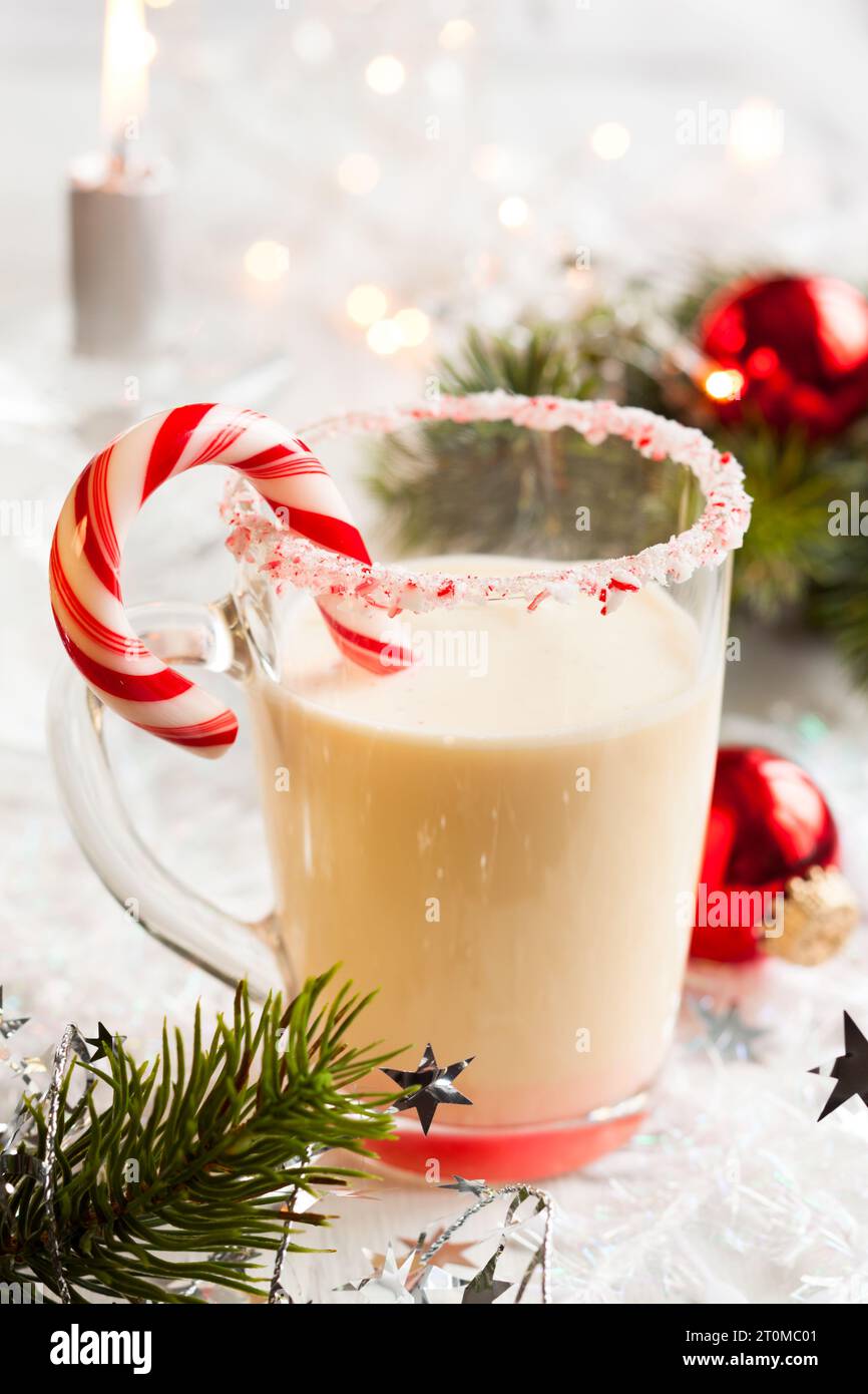 Cremiger Pfefferminzpunsch mit Zuckerrohr Stockfoto