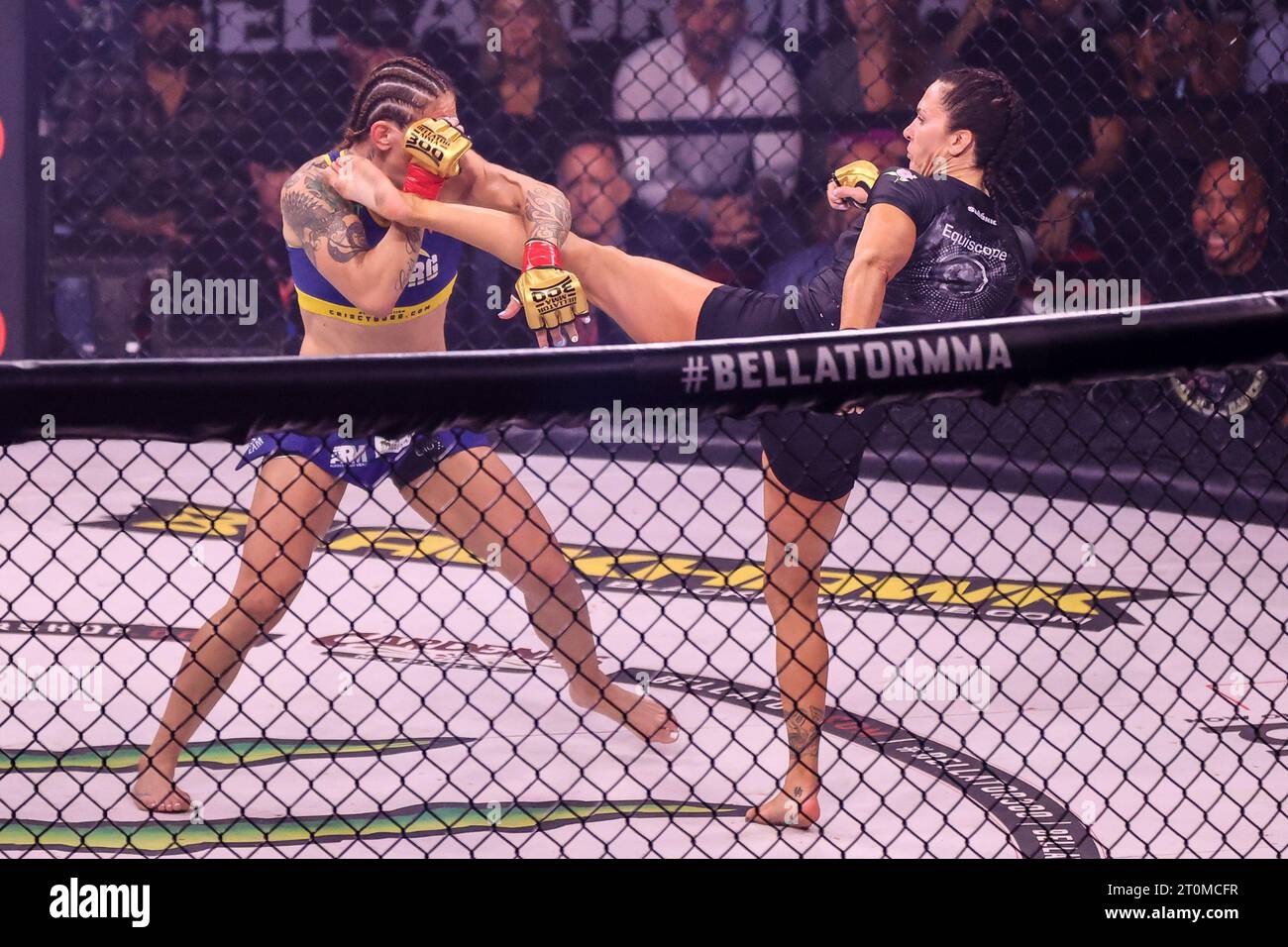 San Diego, USA. 7. Oktober 2023: (R-L) Federgewicht Cat Zingano tritt Cris Cyborg während ihres Kampfes beim Bellator 300 in der Pechanga Arena am 7. Oktober 2023 in San Diego, KALIFORNIEN. Christopher Trim/CSM. Quelle: Cal Sport Media/Alamy Live News Stockfoto