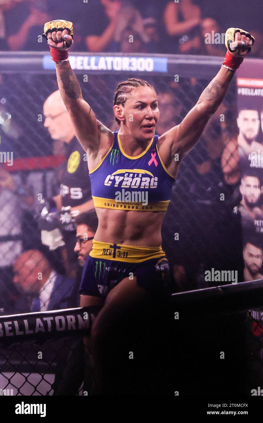 San Diego, USA. 7. Oktober 2023: (R-L) Federgewicht-Champion Cris Cyborg feiert ihren Sieg nach ihrem Kampf beim Bellator 300 in der Pechanga Arena am 7. Oktober 2023 in San Diego, KALIFORNIEN. Christopher Trim/CSM. Quelle: Cal Sport Media/Alamy Live News Stockfoto