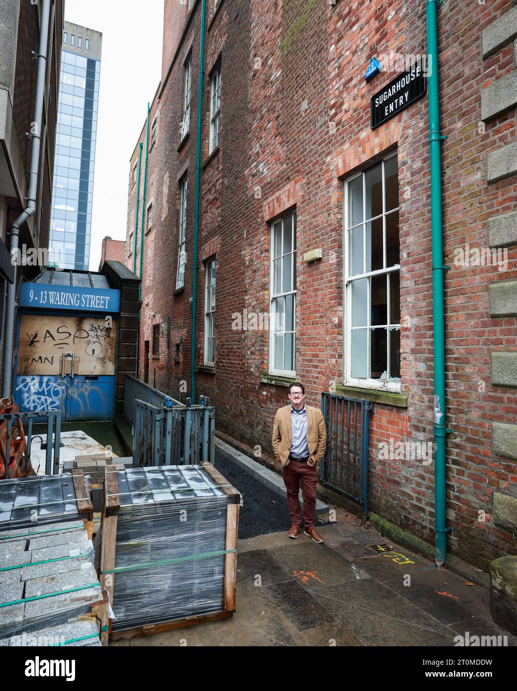 Historiker Sean Napier von 1798 Spaziergang, am Sugarhouse Entry in der Waring Street in Belfast, der seit mehr als 50 Jahren aufgrund von Sicherheitsmaßnahmen während der Unruhen gesperrt ist. Es wird derzeit daran gearbeitet, es erstmals seit 50 Jahren für die Öffentlichkeit wieder zu öffnen. Stockfoto