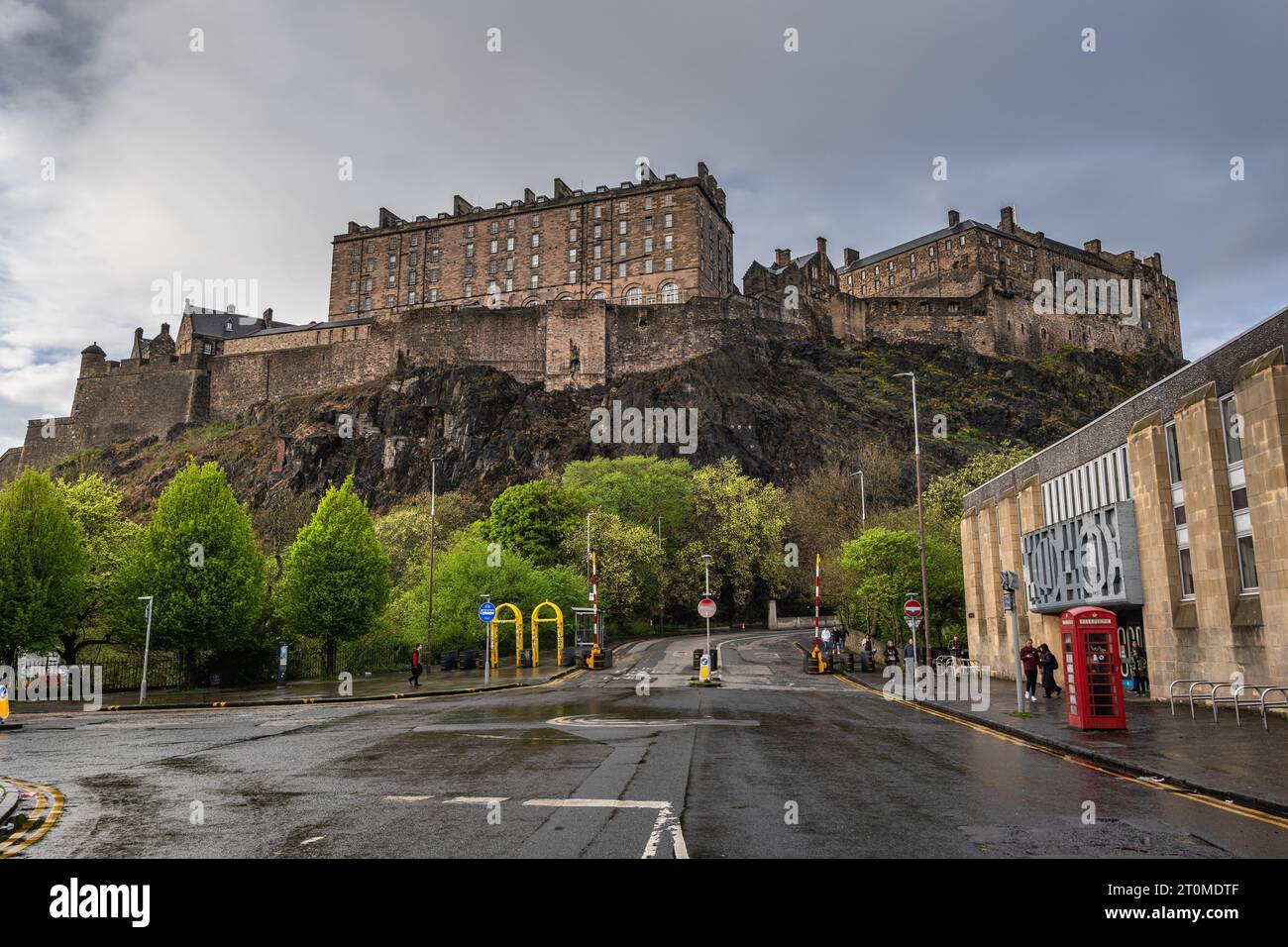 Das Gebäude des Edinburgh Castle und der Codebase-Technologie in Edinburgh, Schottland, Großbritannien. Stockfoto