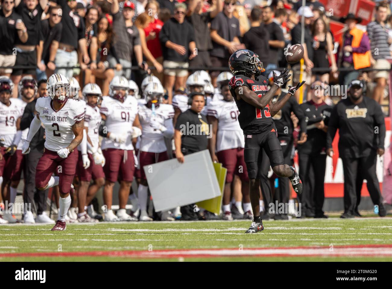 Louisiana-Lafayette Ragin Cajuns Wide Receiver Robert Williams (15) macht einen Empfang tief im Texas State Bobcats Territory, Samstag, 7. Oktober 2023, Stockfoto