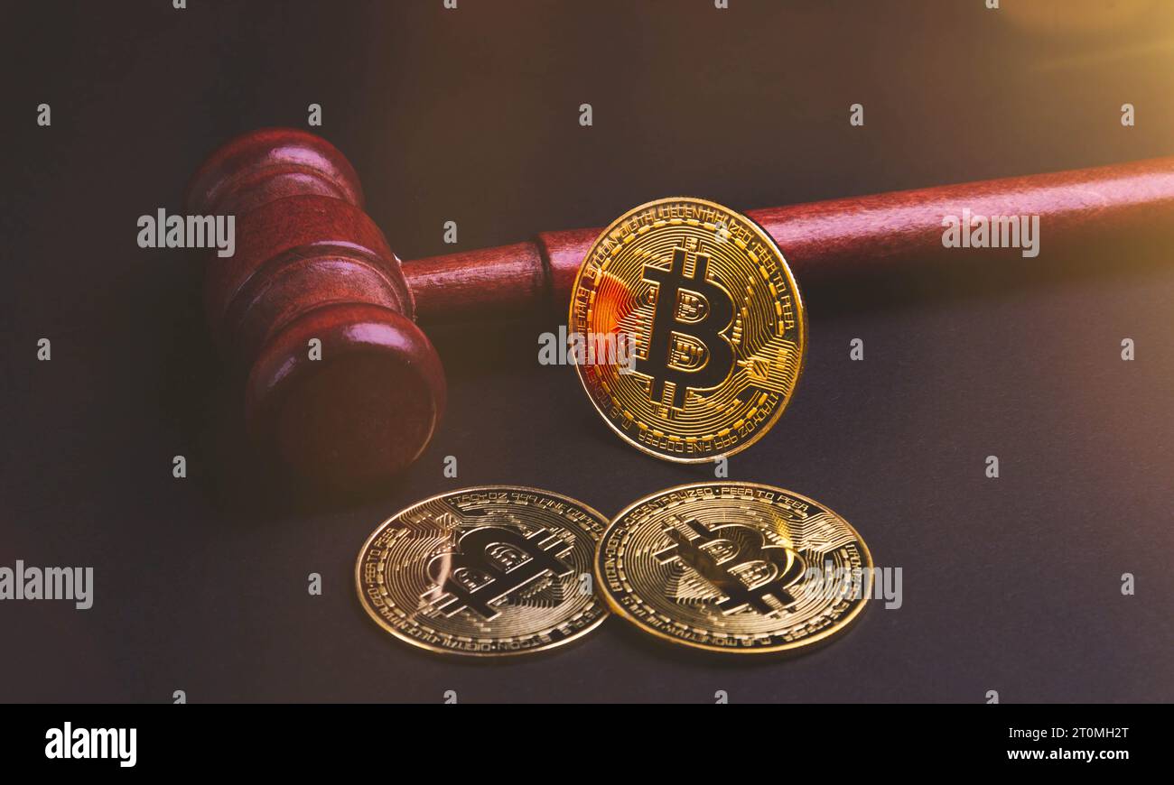 bitcoin-Urteil. Kryptowährungsbetrug. Gelddiebstahl beim Austausch von Währungen. Die Verurteilung des Angeklagten des Diebstahls von Bitcoin. Richter und Münze. Stockfoto