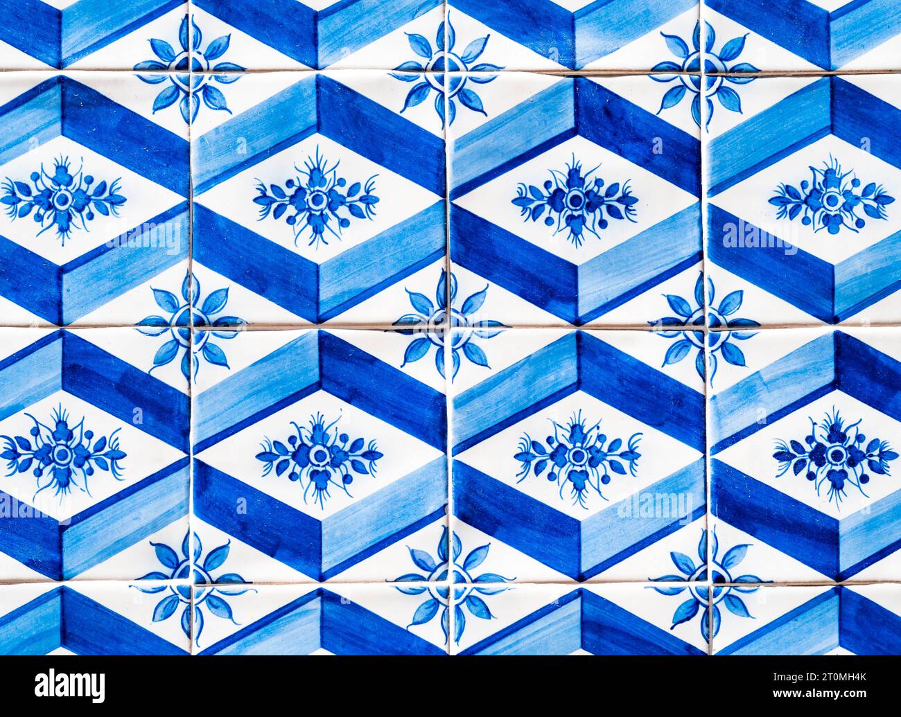 Typische Fliesen mit blauen und weißen Rautenformen und Blumenmotiven schmücken die Fassaden der Häuser in Porto, Portugal Stockfoto