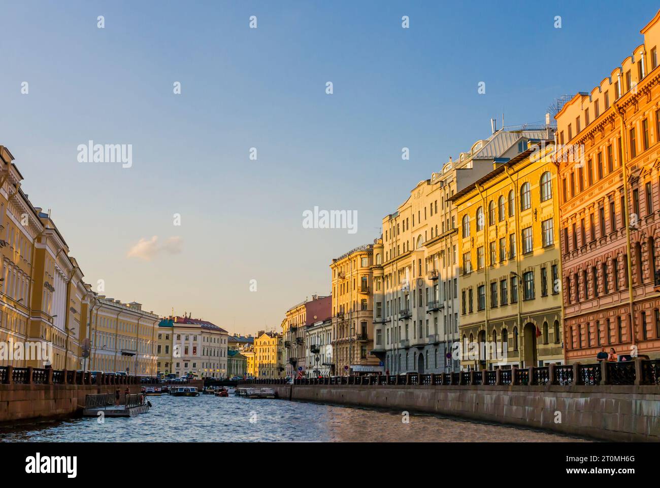 Atemberaubende Aussicht auf den Fluss Moyka, der durch die monumentalen Paläste von Sankt Petersburg fließt Stockfoto