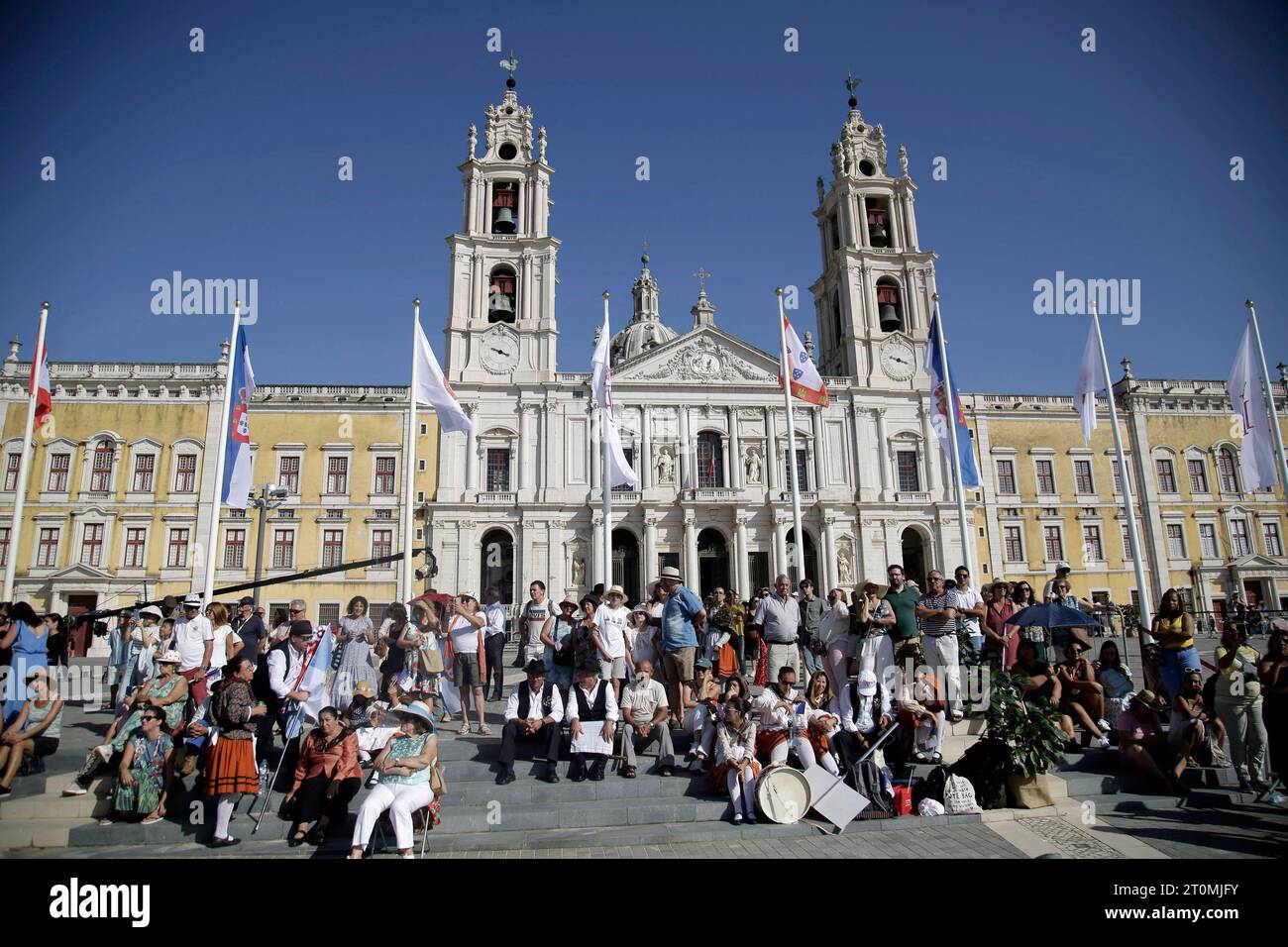 Mafra Portugal, Portugal Portugal. Oktober 2023. Casamento Real - Maria Francisca e Duarte Prinzessin Maria Francisca de Braganza und Duarte de Sousa Araujo Martins verlassen am 07. Oktober 2023 im Basílica Palacio de Mafra, Credit: CORDON PRESS/Alamy Live News Stockfoto