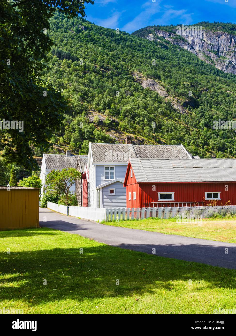 Malerisches Holzhaus in norwegischem Dorf mit komplizierter Fassade und üppiger Umgebung. Stockfoto