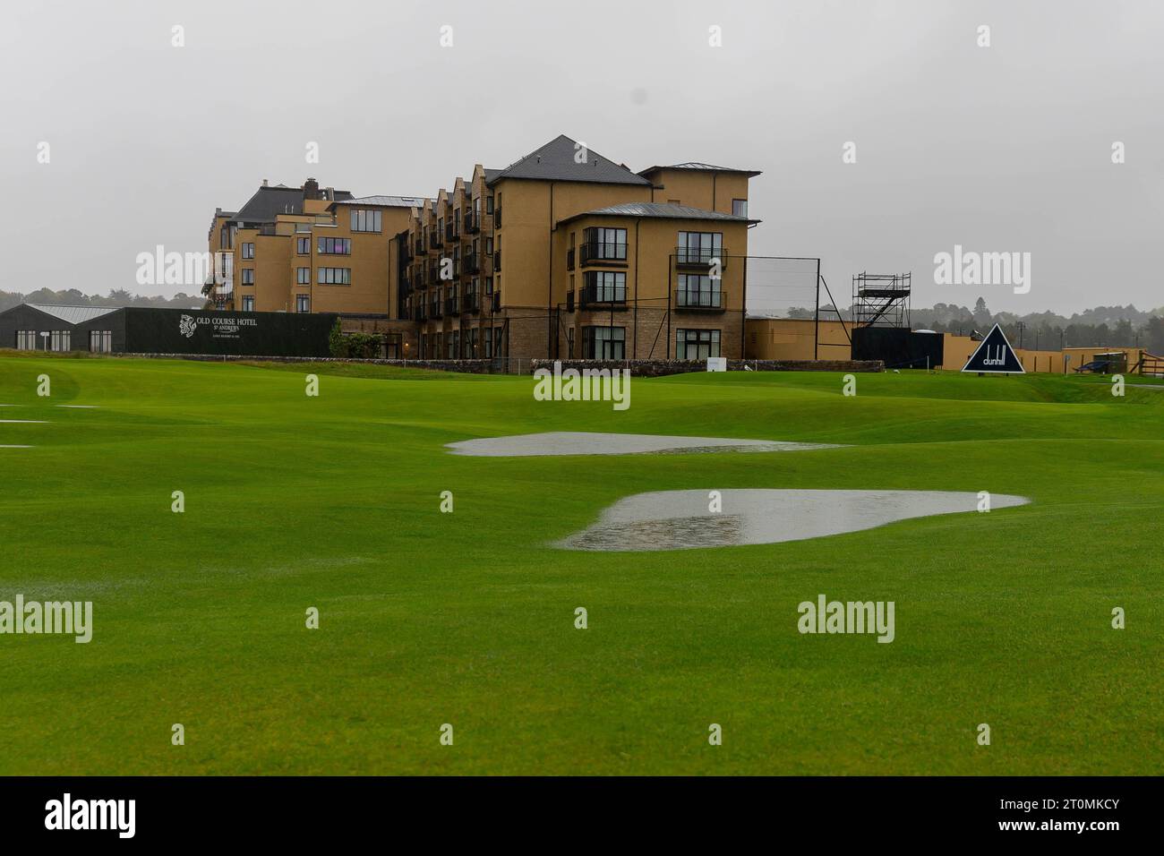 St Andrews, Großbritannien. Oktober 2023. Das 16. Grün auf einem überfluteten Alten Platz als Regen stoppt, spielt an den Tagen 3 und 4 der Alfred Dunhill Links Championship 2023. Quelle: Tim Gray/Alamy Live News Stockfoto