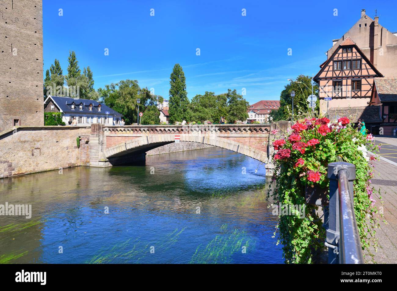 Straßburg, Frankreich - September 2023: Brücke zwischen den historischen Türmen des Ponts Couvert auf der Ill im Stadtteil Petite France in Straßburg Stockfoto
