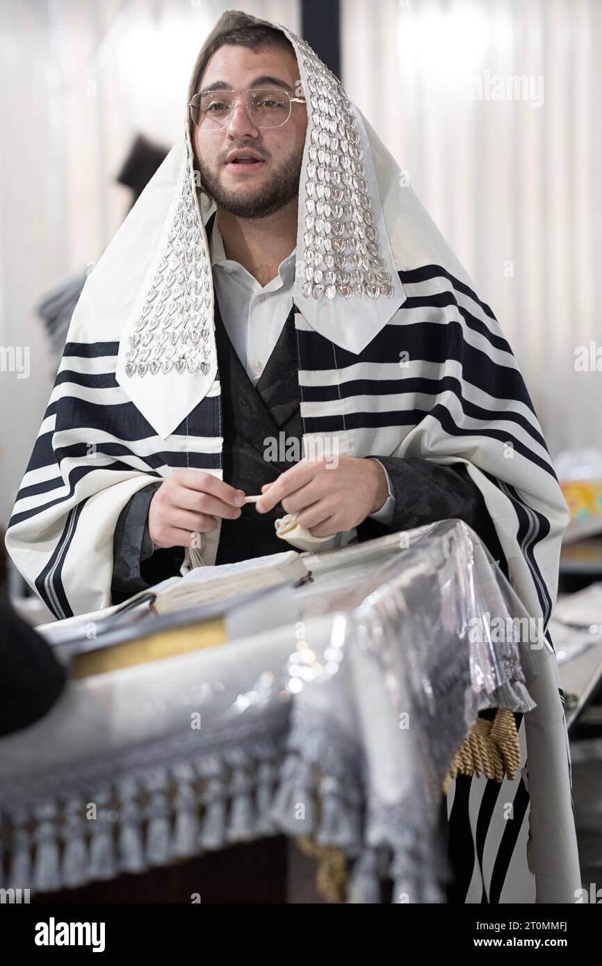 Während des Sukkos betet ein orthodoxer jüdischer Mann mit Eifer in einer Synagoge im Rockland County, New York. Stockfoto