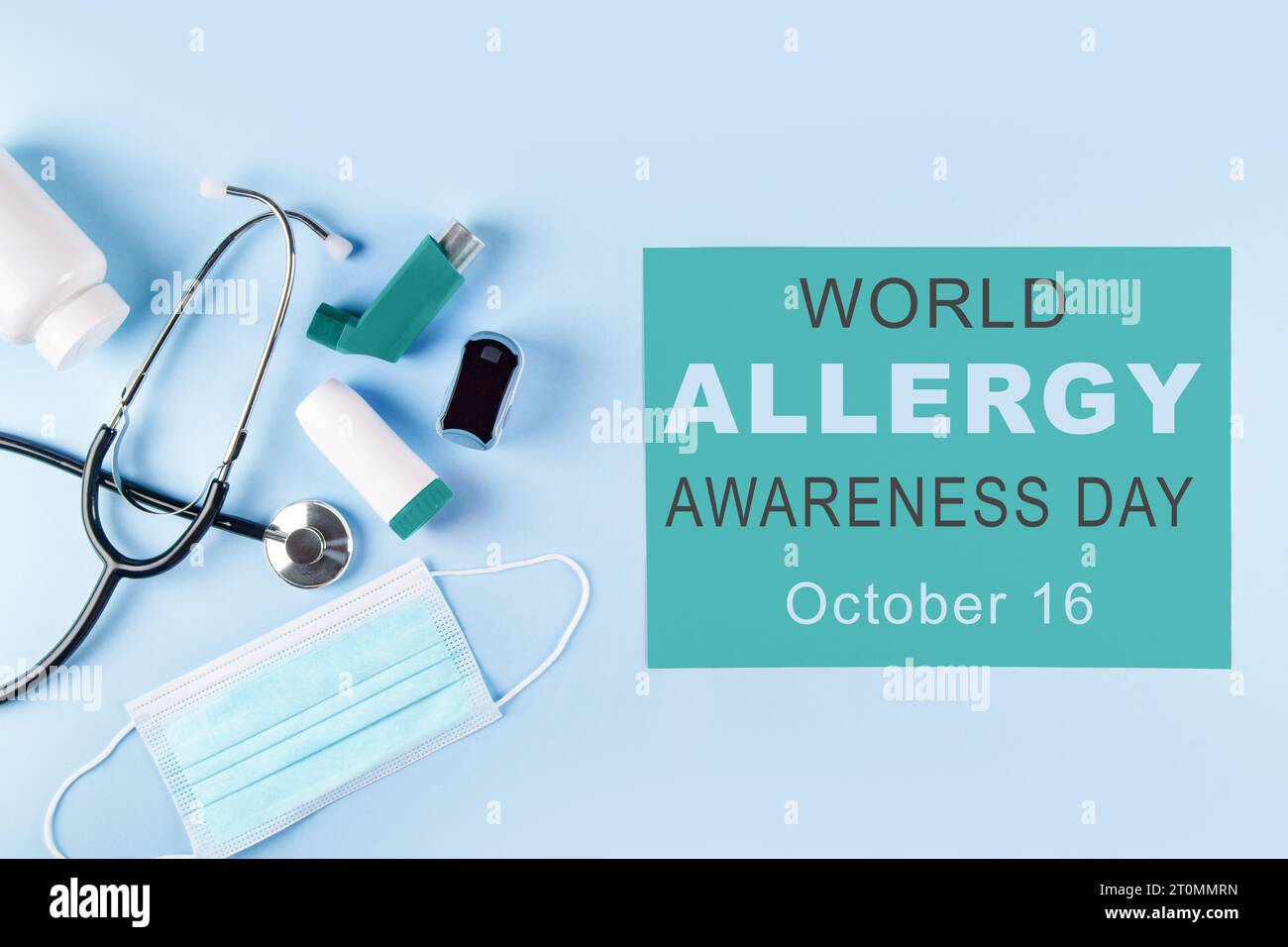 Weltallergie-Awareness-Tag am 16. Oktober. Poster mit Inschrift, Stethoskop, OP-Maske, Flasche Pillen, Inhalatoren und Oximeter auf Plai Stockfoto