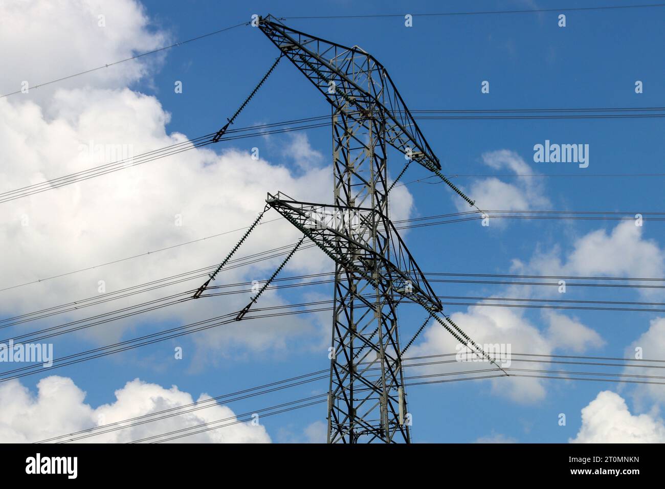 Hochspannungsleitungen mit Hochspannung 380Kv mit blauem Himmel und Wolken Stockfoto