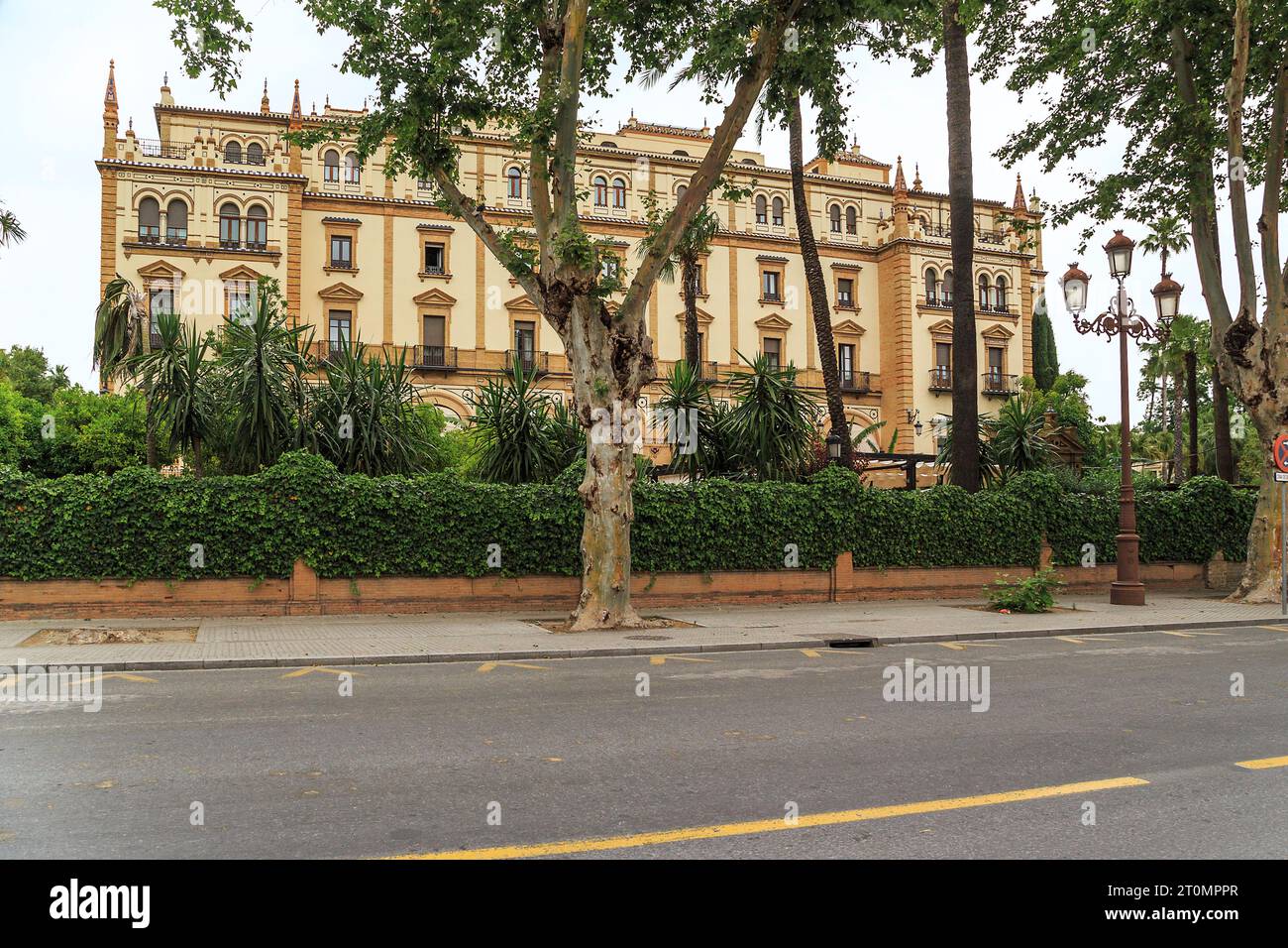 SEVILLA, SPANIEN - 21. MAI 2017: Das Hotel Alfonso XIII ist ein Neo-Mudéjar-Gebäude für die berühmte Iberoamerikanische Ausstellung von 1929. Stockfoto