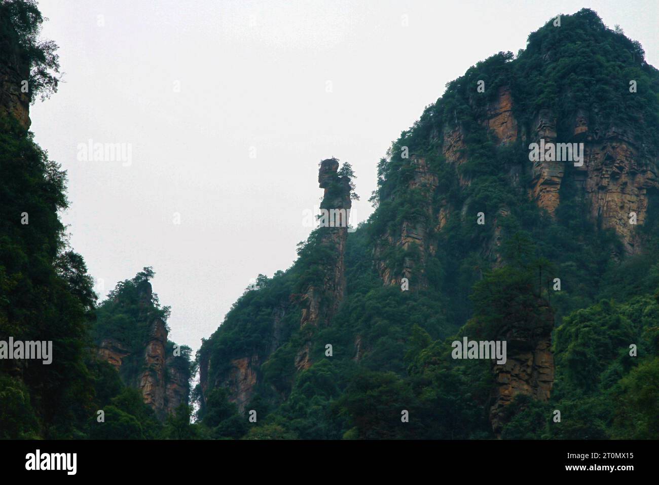 Tauchen Sie ein in die atemberaubende Schönheit von Chinas Avatar-ähnlichen Bergen, einem majestätischen Reich von atemberaubenden Gipfeln und der Pracht der Natur Stockfoto