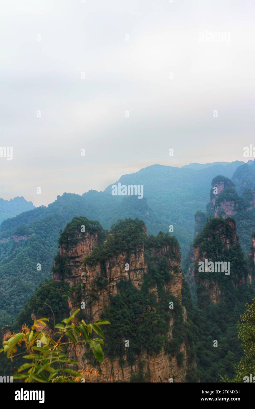 Tauchen Sie ein in die atemberaubende Schönheit von Chinas Avatar-ähnlichen Bergen, einem majestätischen Reich von atemberaubenden Gipfeln und der Pracht der Natur Stockfoto
