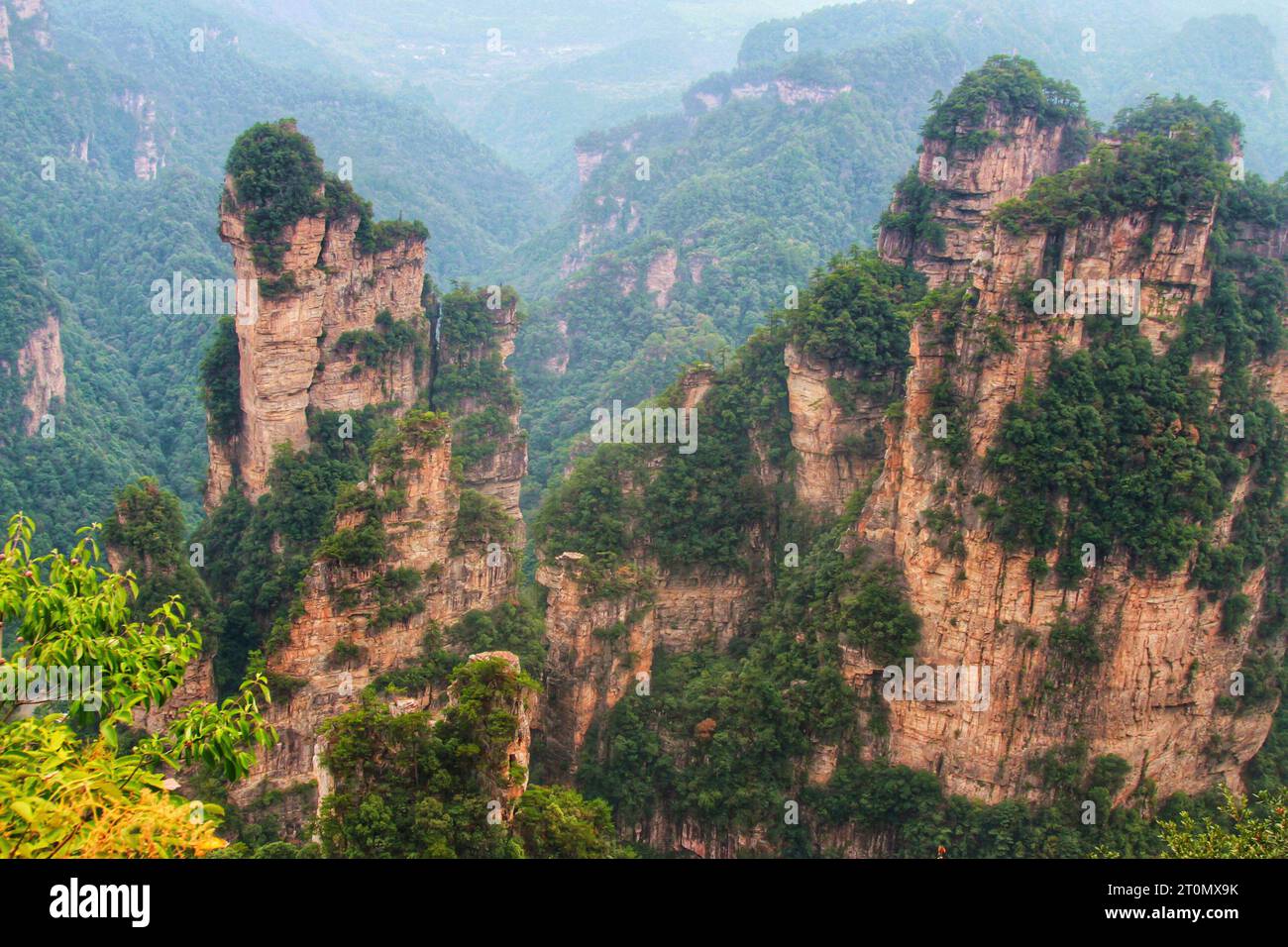 Tauchen Sie ein in die atemberaubende Schönheit von Chinas Avatar-ähnlichen Bergen, einem majestätischen Reich von atemberaubenden Gipfeln und der Pracht der Natur Stockfoto