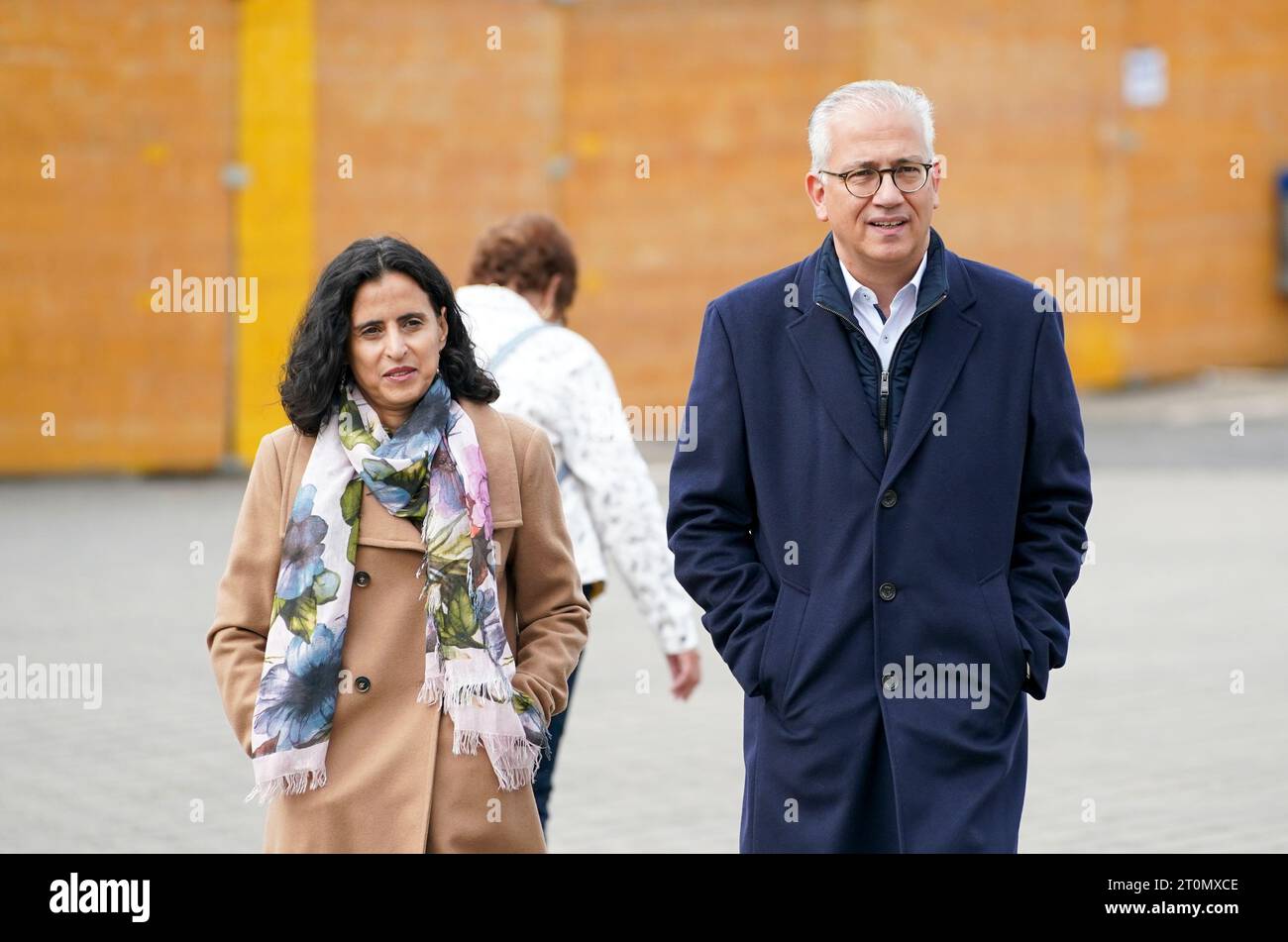 Offenbach, Deutschland. Oktober 2023. Tarek Al-Wazir (Bündnis 90/die Grünen), Spitzenkandidat der Grünen und Wirtschaftsminister für Hessen, begleitet von seiner Frau Bushra Barakat, wählt an der Ernst-Reuter-Schule. In Hessen findet am Sonntag die Wahl zum 21. Hessischen landtag statt. Darlegung: Andreas Arnold/dpa/Alamy Live News Stockfoto