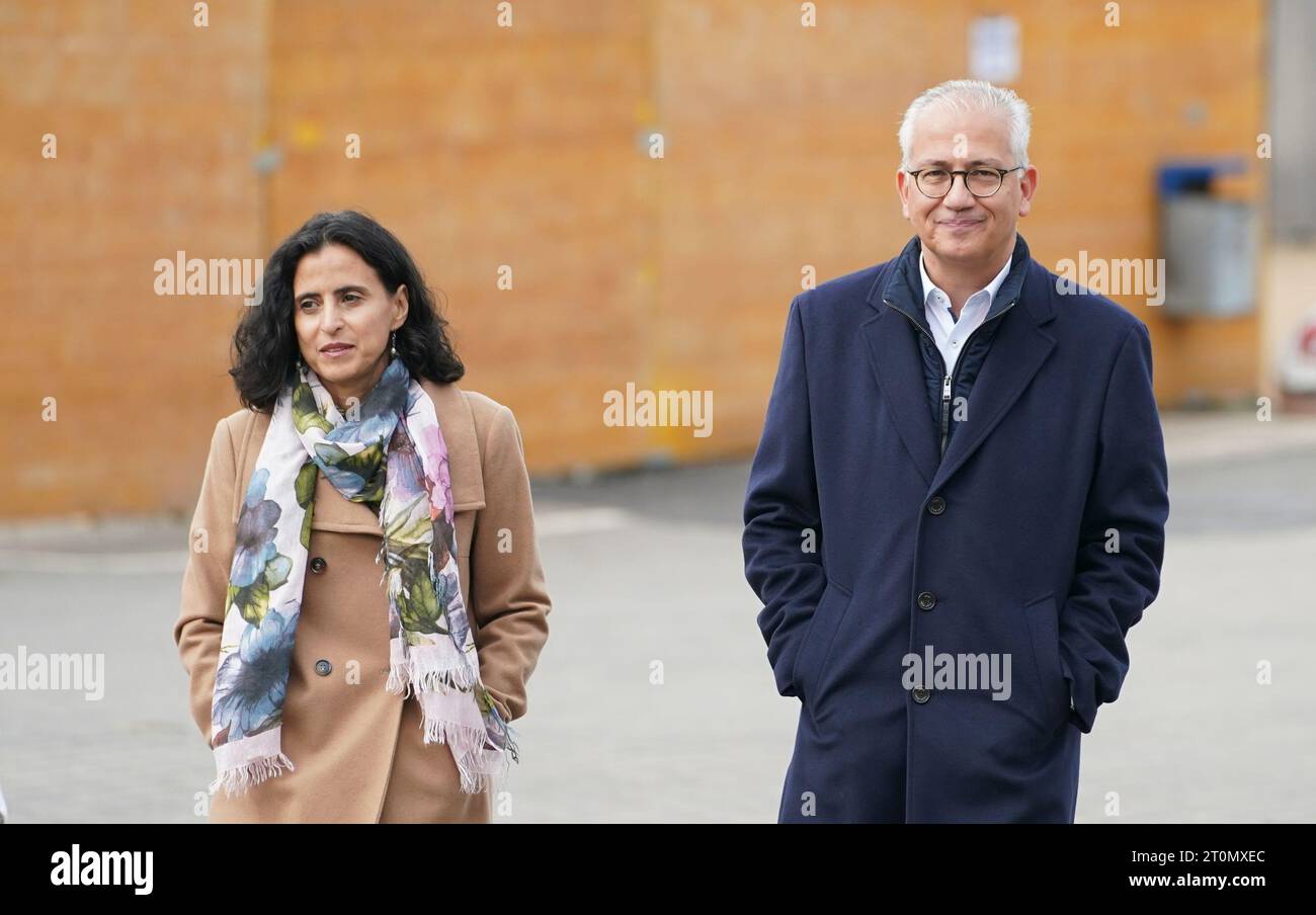 Offenbach, Deutschland. Oktober 2023. Tarek Al-Wazir (Bündnis 90/die Grünen), Spitzenkandidat der Grünen und Wirtschaftsminister für Hessen, begleitet von seiner Frau Bushra Barakat, wählt an der Ernst-Reuter-Schule. In Hessen findet am Sonntag die Wahl zum 21. Hessischen landtag statt. Darlegung: Andreas Arnold/dpa/Alamy Live News Stockfoto