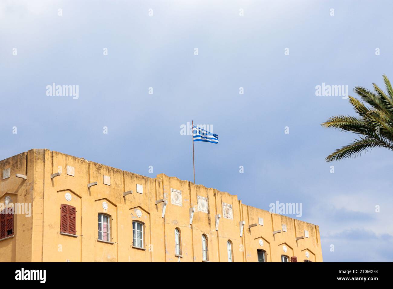 Griechische Nationalflagge auf einem europäischen Architekturgebäude in Rhodos, Griechenland Stockfoto