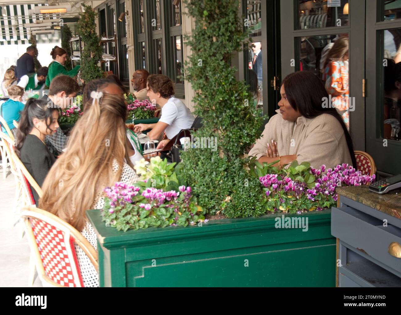 Harry's Dolce Vita italienisches Restaurant, Knightsbridge, London, Großbritannien - Essen im Freien; Straßencafé Stockfoto