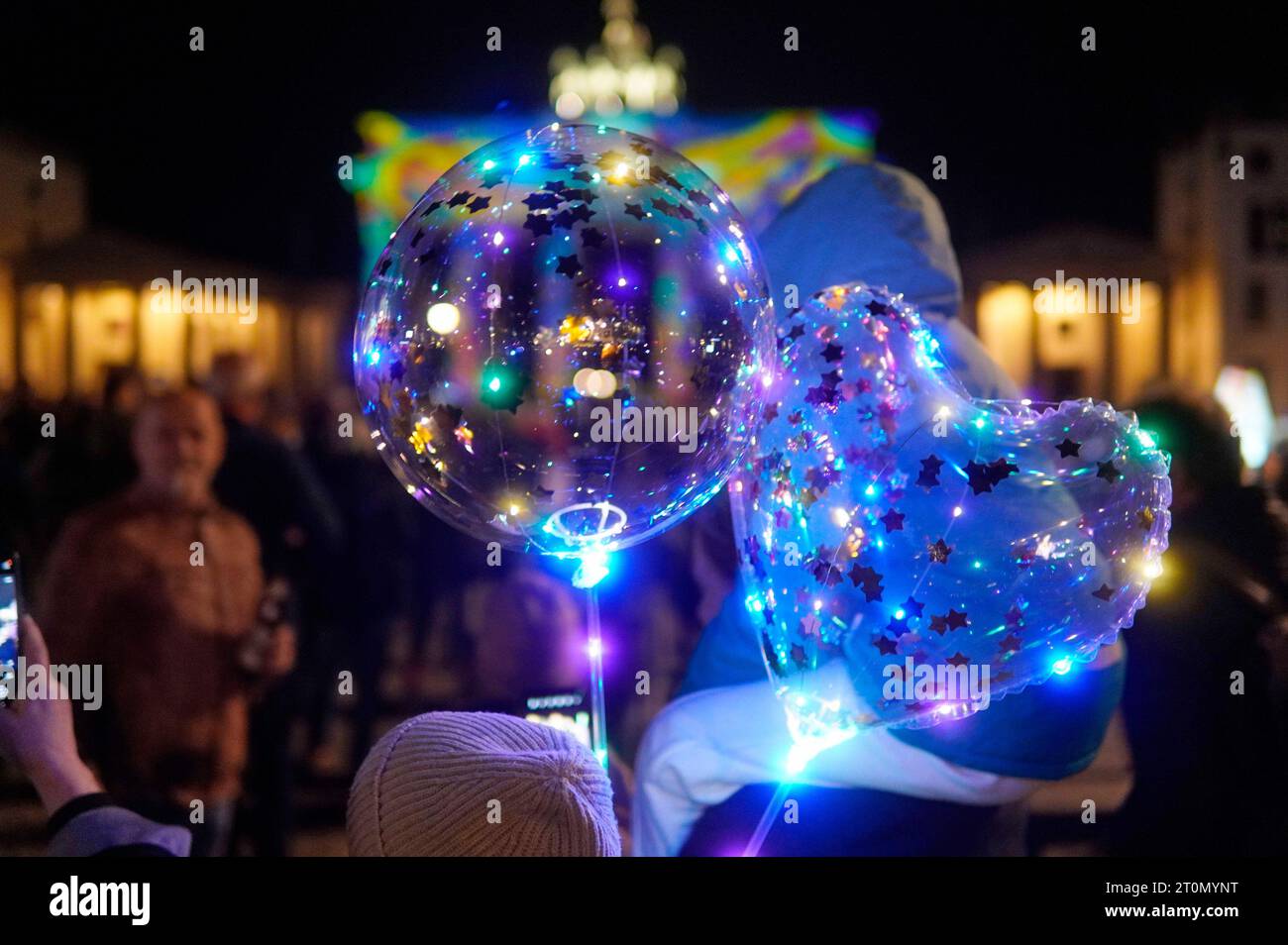 Das Brandenburger Tor beim Lichterfest 2023. Das Lichterfest Berlin
