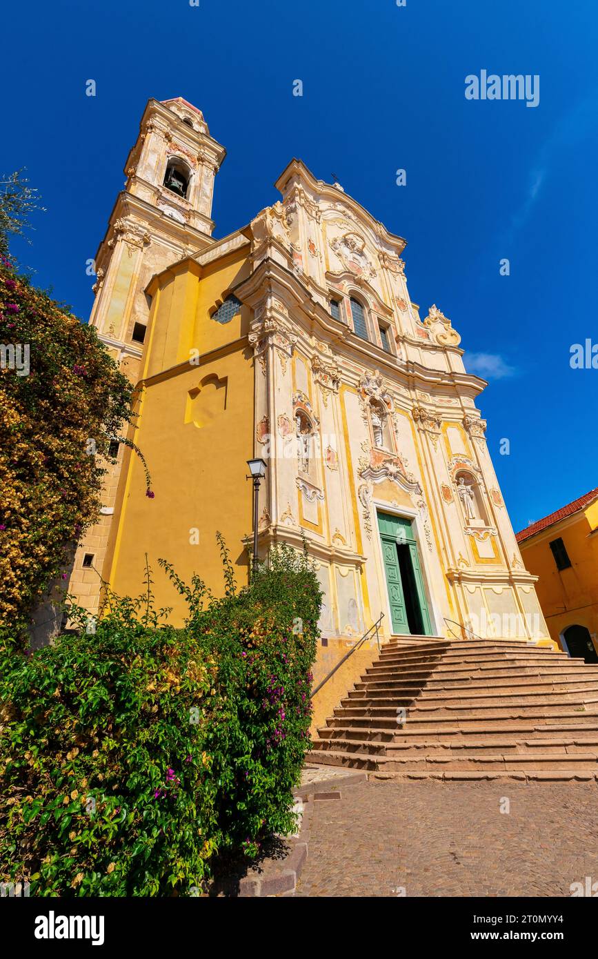 Die barocke Kirche San Giovanni Battista (Hl. Johannes der Täufer) befindet sich oberhalb des Dorfes Cervo und ist ein gutes Beispiel für den ligurischen Barock Stockfoto