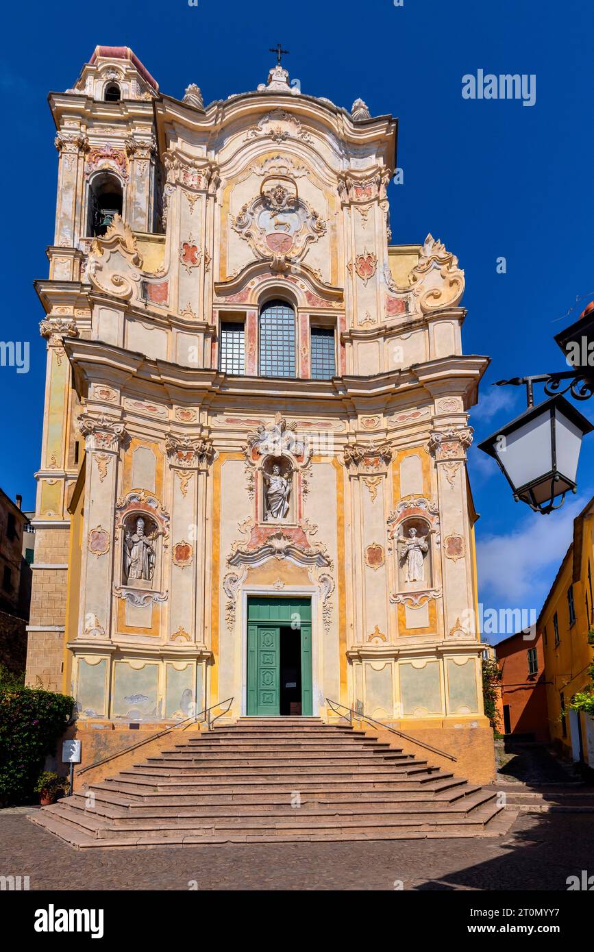 Die barocke Kirche San Giovanni Battista (Hl. Johannes der Täufer) befindet sich oberhalb des Dorfes Cervo und ist ein gutes Beispiel für den ligurischen Barock Stockfoto