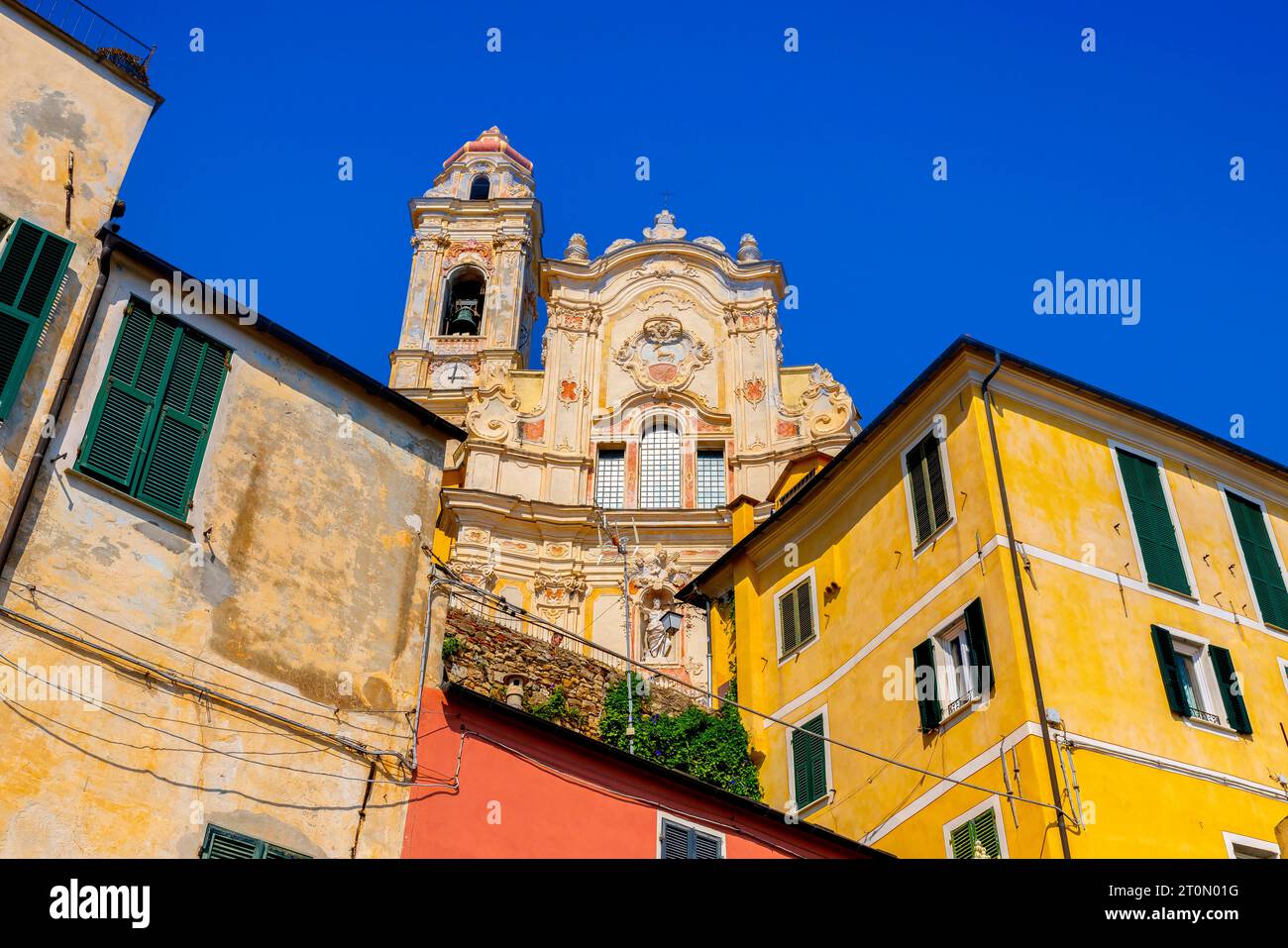 Die barocke Kirche San Giovanni Battista (Hl. Johannes der Täufer) befindet sich oberhalb des Dorfes Cervo und ist ein gutes Beispiel für den ligurischen Barock Stockfoto