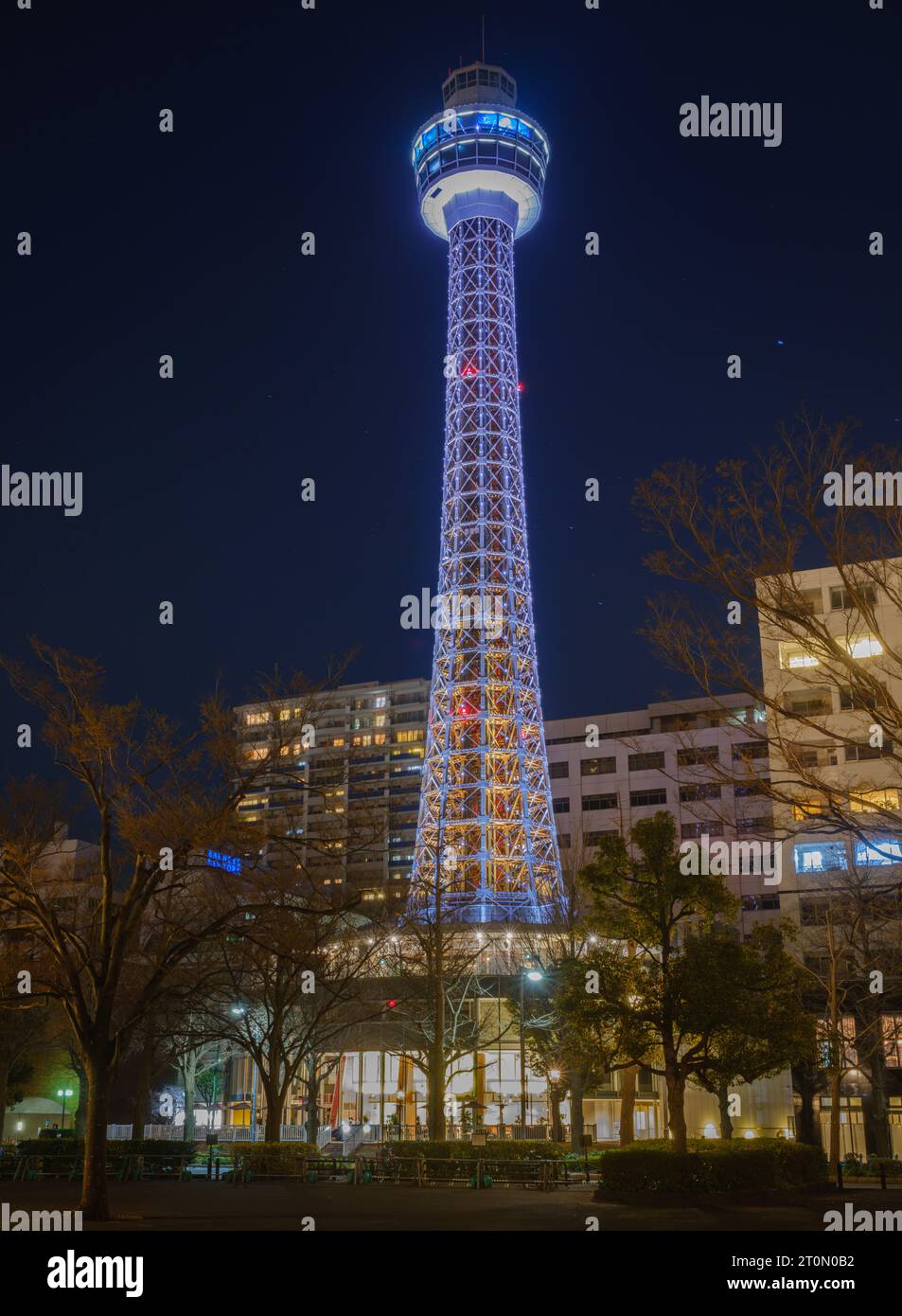 Im Rahmen seiner hundertjährigen Feier errichtete der Hafen von Yokohama 1961 einen Turm, der zum höchsten Leuchtturm der Welt zu dieser Zeit wurde. Stockfoto