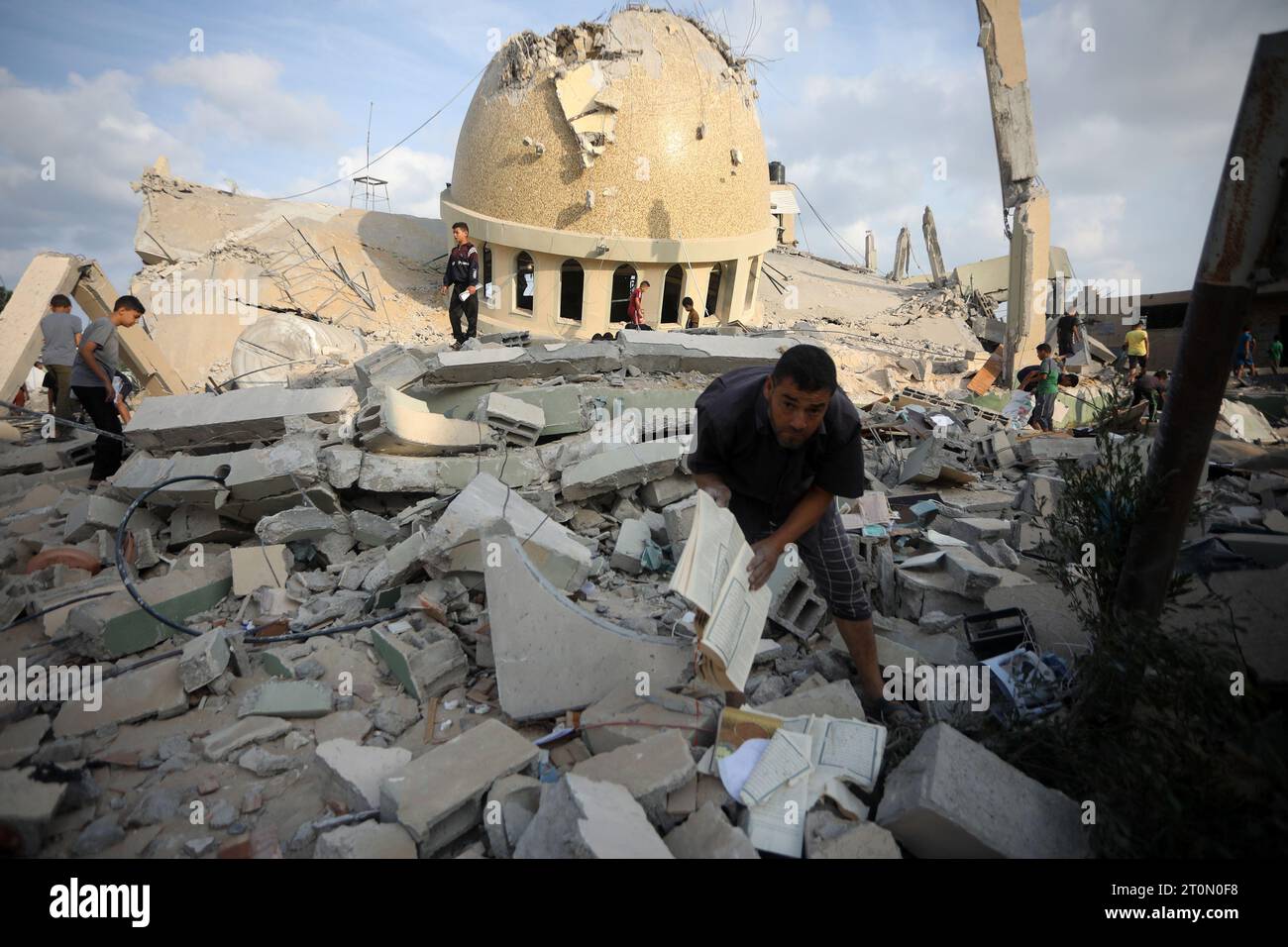 Rafah, Gaza. Oktober 2023.. Am Sonntag, den 8. Oktober 2023, untersuchen die Menschen die Ruinen einer Moschee, die bei israelischen Luftangriffen in Khan Yunis im südlichen Gazastreifen zerstört wurde. Die Kämpfe zwischen den israelischen Truppen und der militanten palästinensischen Gruppe Hamas wüteten. Foto: Ismael Mohamad/UPI. Quelle: UPI/Alamy Live News Stockfoto