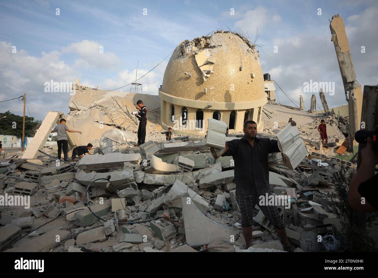 Rafah, Gaza. Oktober 2023.. Am Sonntag, den 8. Oktober 2023, untersuchen die Menschen die Ruinen einer Moschee, die bei israelischen Luftangriffen in Khan Yunis im südlichen Gazastreifen zerstört wurde. Die Kämpfe zwischen den israelischen Streitkräften und der militanten palästinensischen Gruppe Hamas wüteten. Foto: Ismael Mohamad/UPI. Quelle: UPI/Alamy Live News Stockfoto