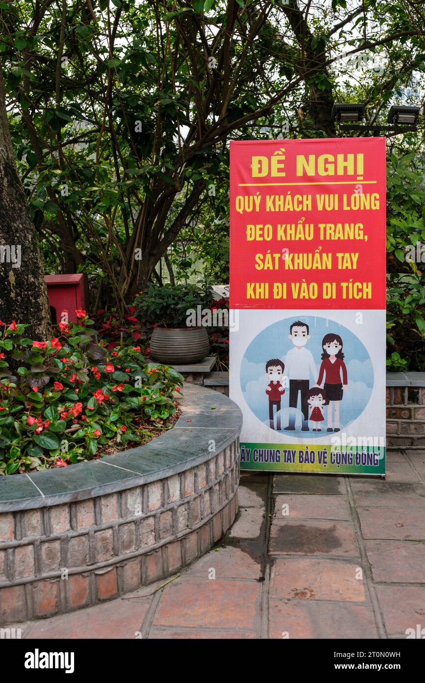 Hanoi, Vietnam. Ngoc Son Temple, Jade Mountain Temple, Poster, auf dem Kinder vor COVID geschützt werden sollen. Stockfoto