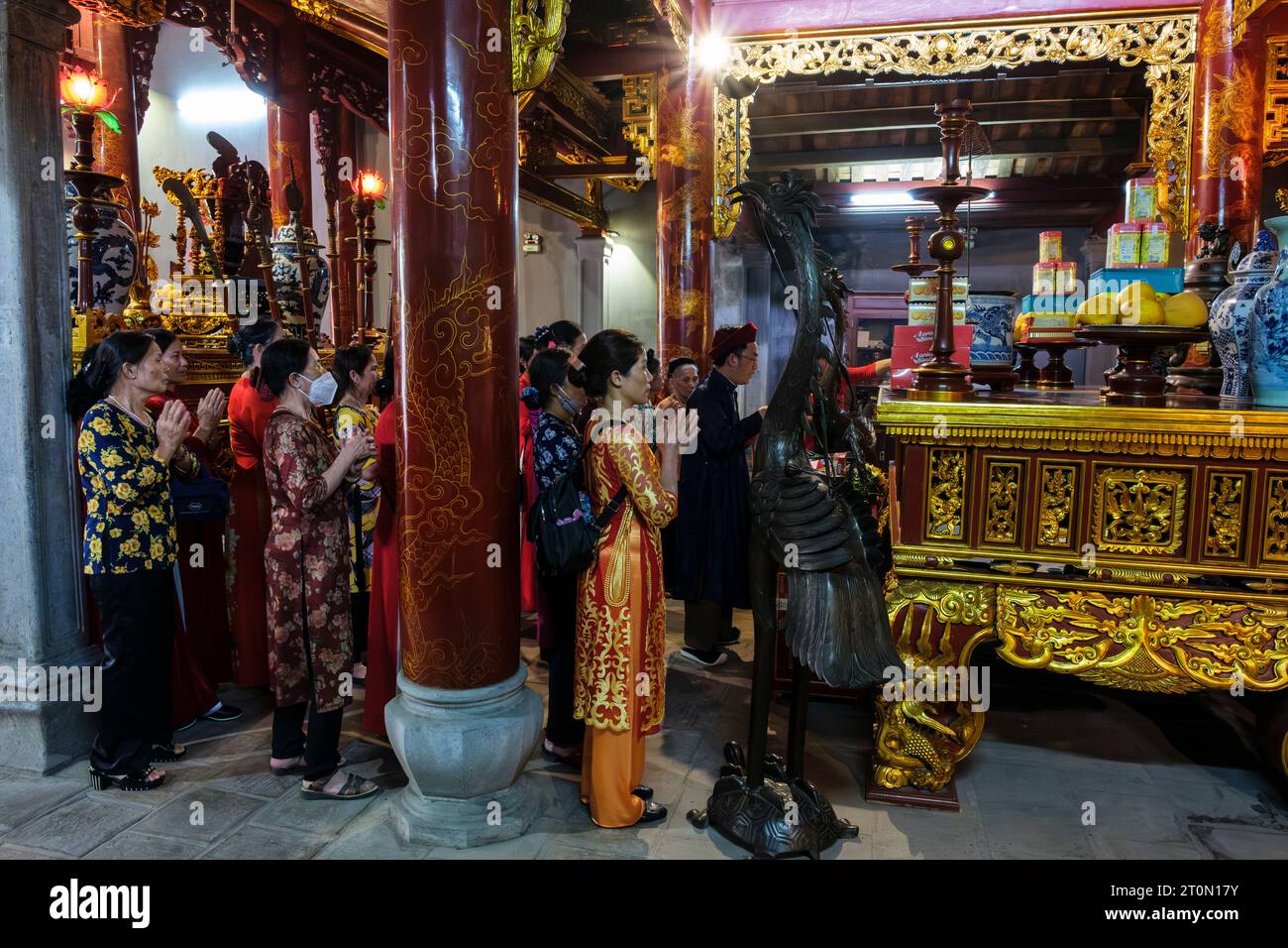 Hanoi, Vietnam. Ba Kieu Tempel. Beten vor dem Altar. Stockfoto
