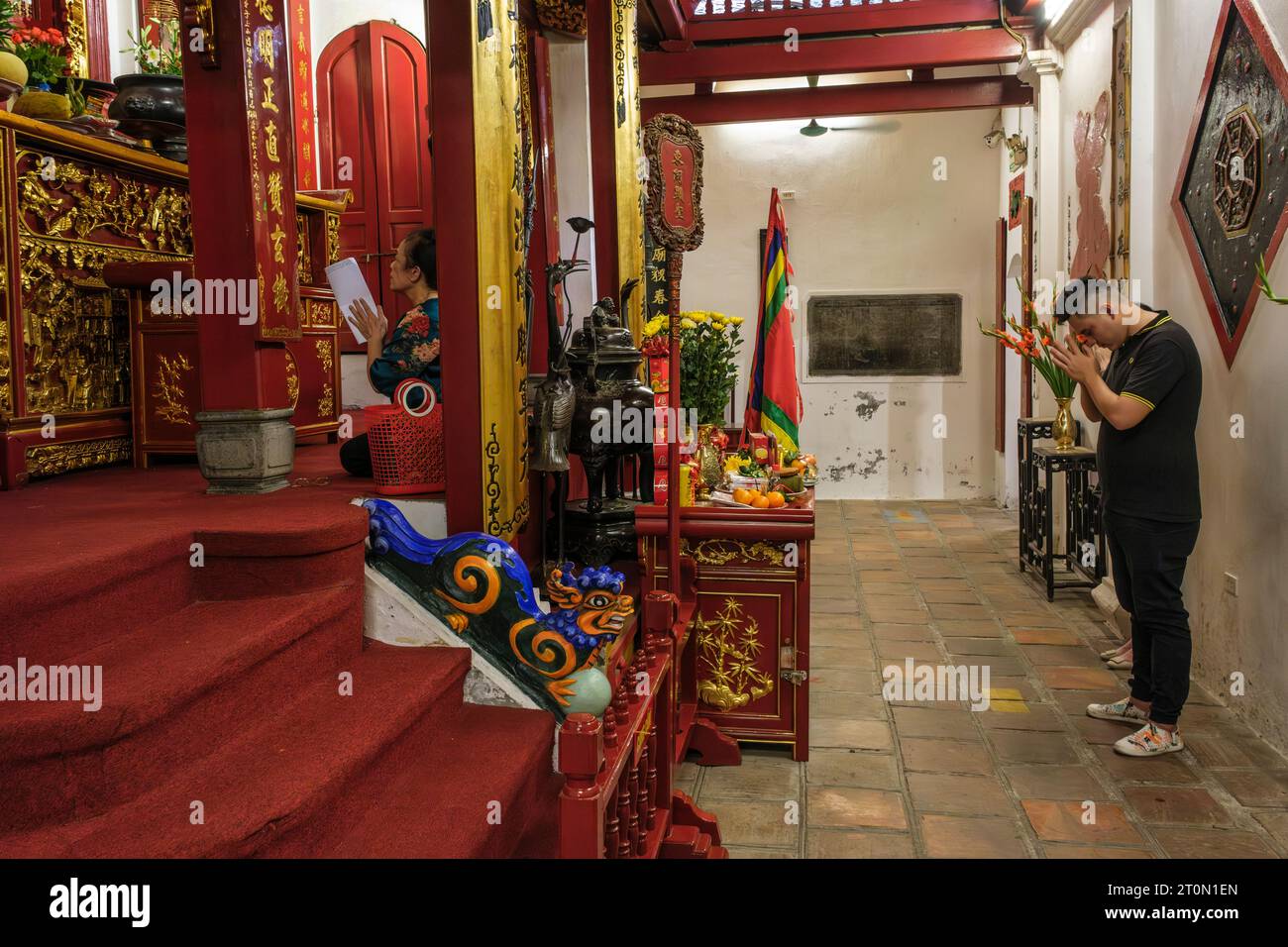 Hanoi, Vietnam. Ba Kieu Tempel. Beten vor dem Altar. Stockfoto