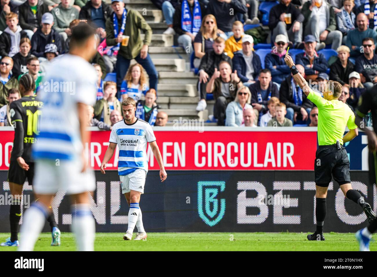 Zwolle, Niederlande. Oktober 2023. Zwolle - Davy van den Berg von PEC Zwolle, Schiedsrichter Sander van der Eijk während des Eredivisie-Spiels zwischen PEC Zwolle und Feyenoord im MAC3Park Stadion am 8. Oktober 2023 in Zwolle, Niederlande. Credit: Box to Box Pictures/Alamy Live News Stockfoto