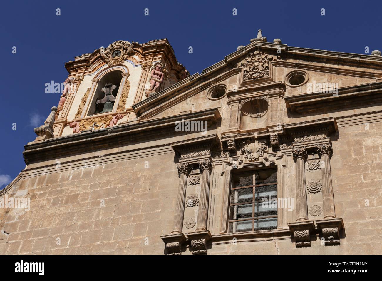 Orihuela, Alicante, Spanien - 13. April 2023: Fassade des Diözesankollegs und Konvents von Santo Domingo Stockfoto