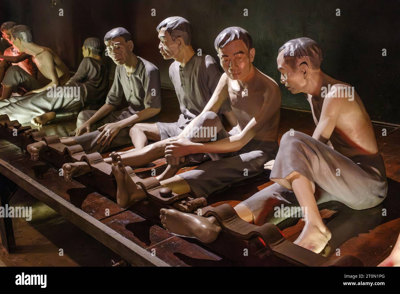 Hanoi, Vietnam. Hoa Lo Prison, alias Hanoi Hilton während des US-Vietnamkriegs. Skulpturen, Die Zeigen, Wie Französische Gefangene Zurückhalten. Stockfoto