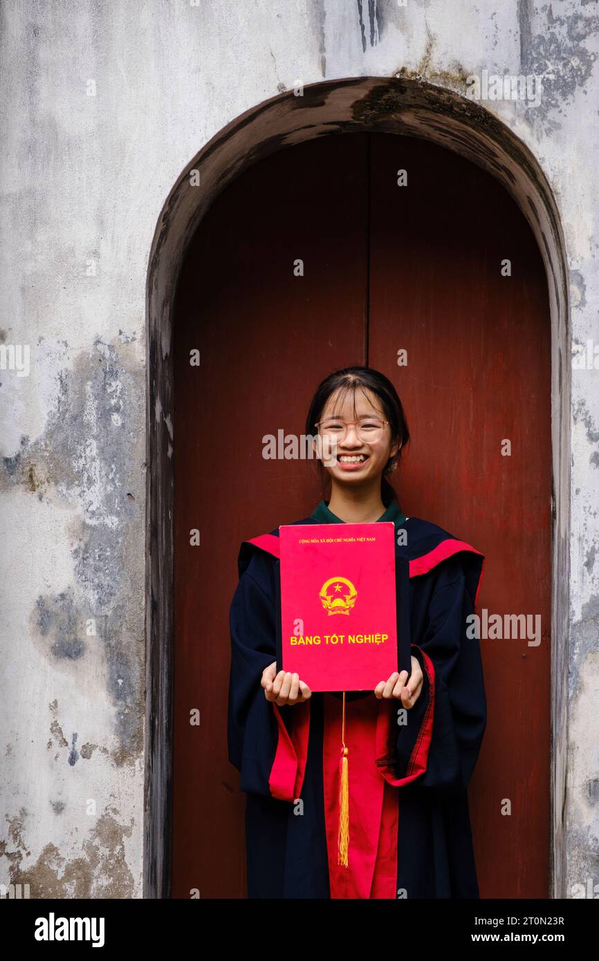 Hanoi, Vietnam. Tempel der Literatur, Van Mieu. Junge Studentin Mit Abschlusszeugnis. Stockfoto