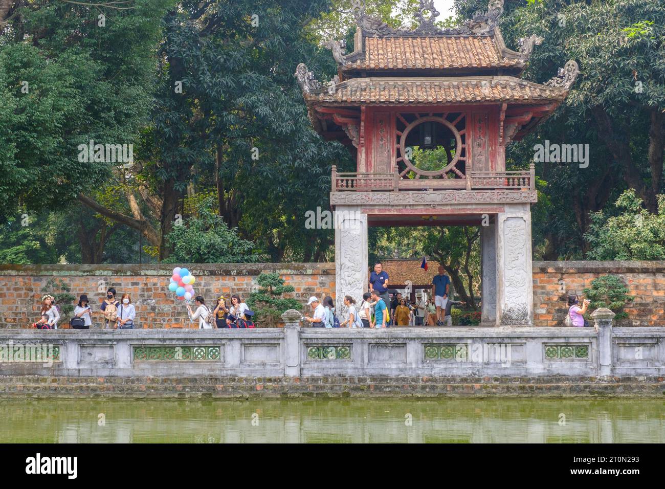 Hanoi, Vietnam. Tempel der Literatur, Van Mieu. Blick über den Thiên Quang, gut durch das Tor des zweiten Hofes. Stockfoto