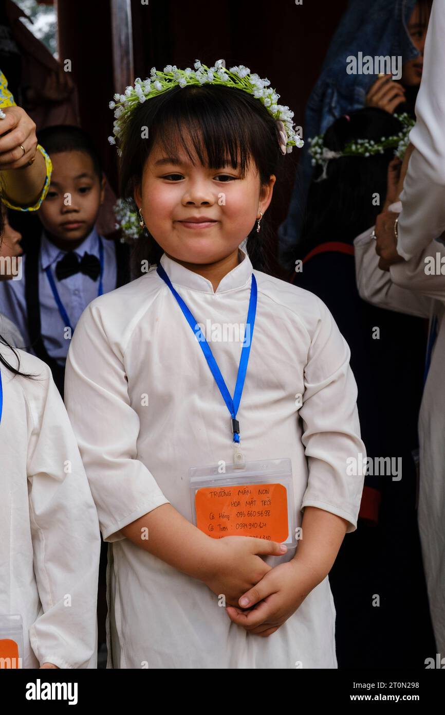 Hanoi, Vietnam. Tempel der Literatur, Van Mieu. Ein junges Mädchen kommt, um ihren Abschluss zu feiern. Stockfoto