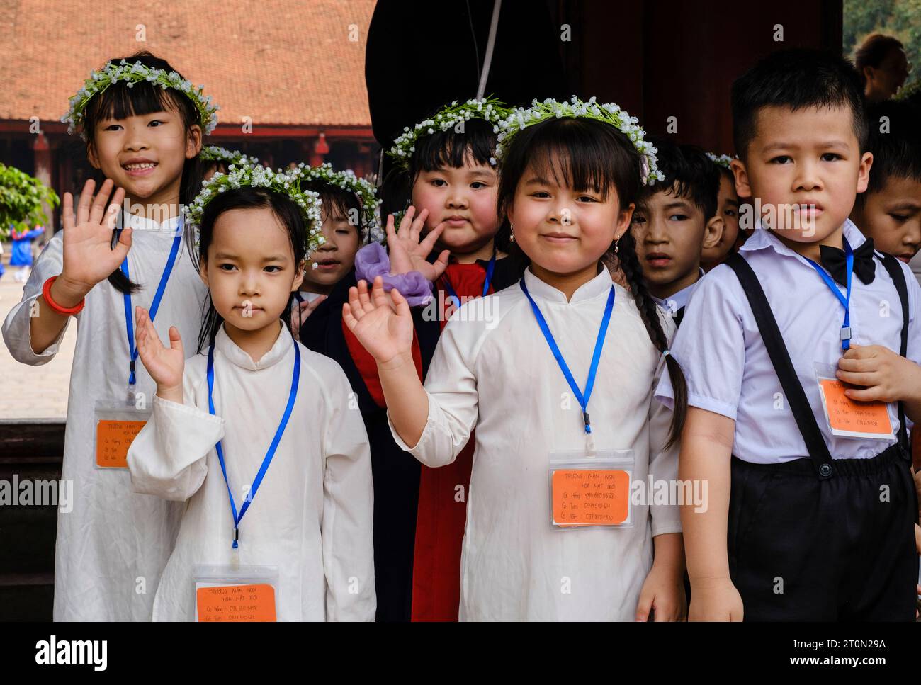 Hanoi, Vietnam. Tempel der Literatur, Van Mieu. Junge Studenten, die ihren Abschluss nach einem Studienjahr feiern. Stockfoto