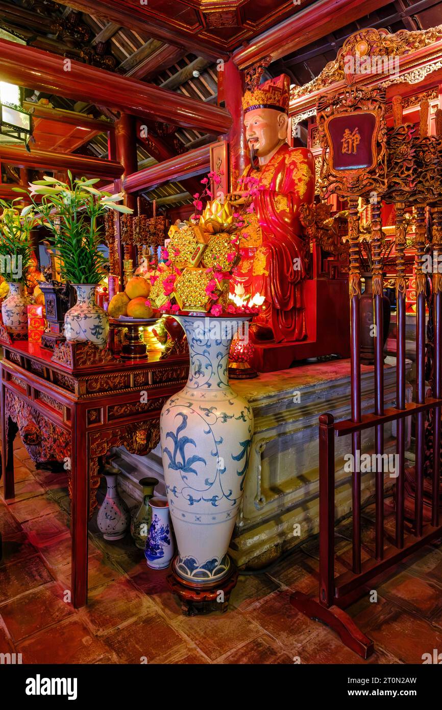 Hanoi, Vietnam. Tempel der Literatur, Van Mieu. Statue des Konfuzius. Stockfoto