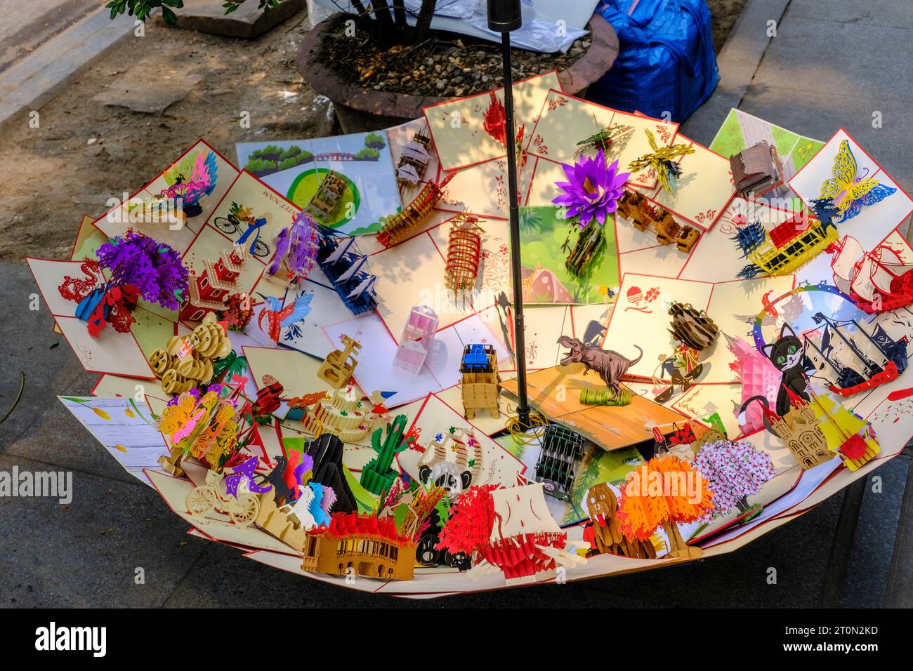 Hanoi, Vietnam. Schmuckstücke zum Verkauf von einem Straßenhändler. Stockfoto