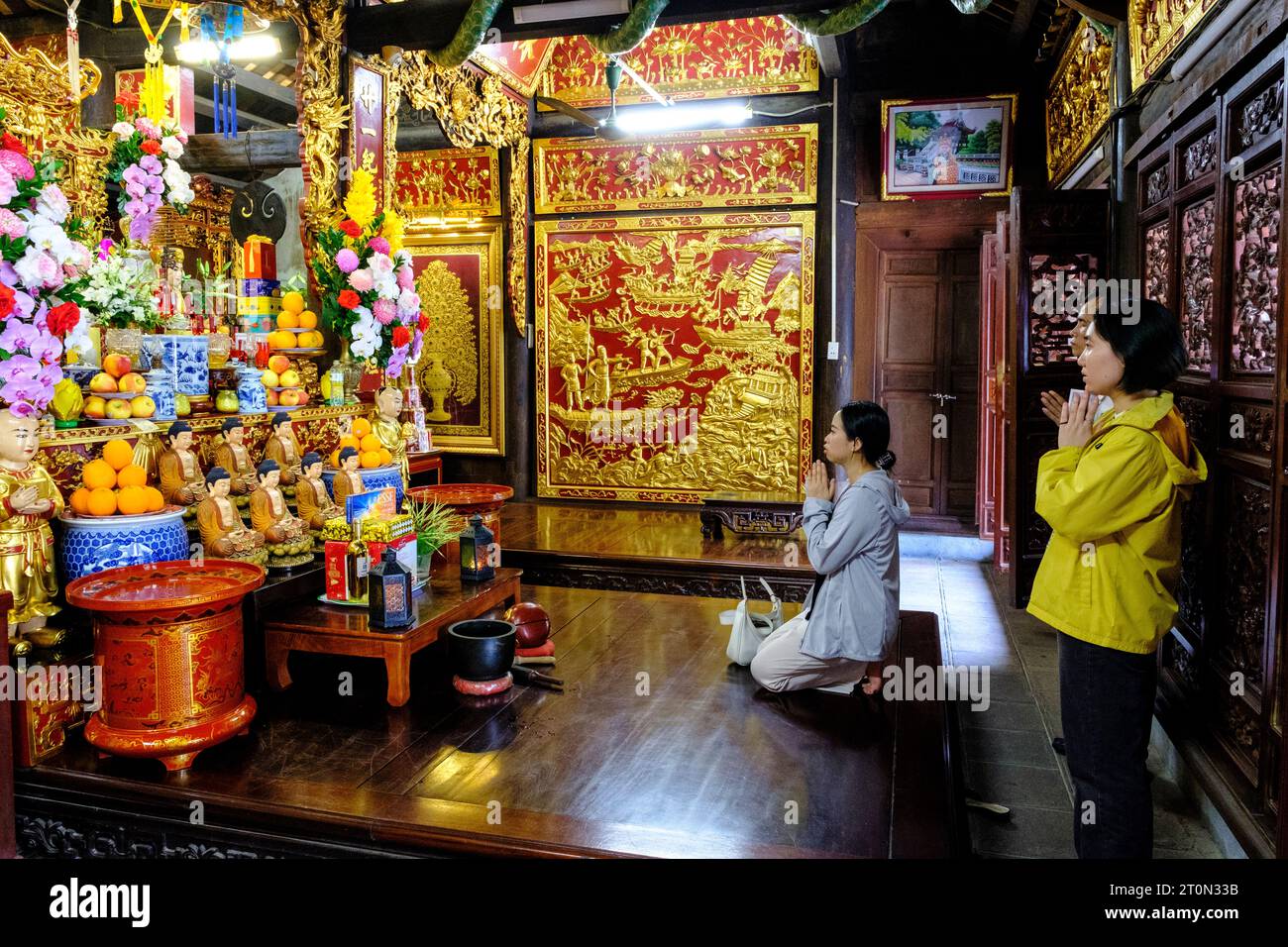 Hanoi, Vietnam. Frauen beten in der buddhistischen Pagode von Dien Huu. Stockfoto