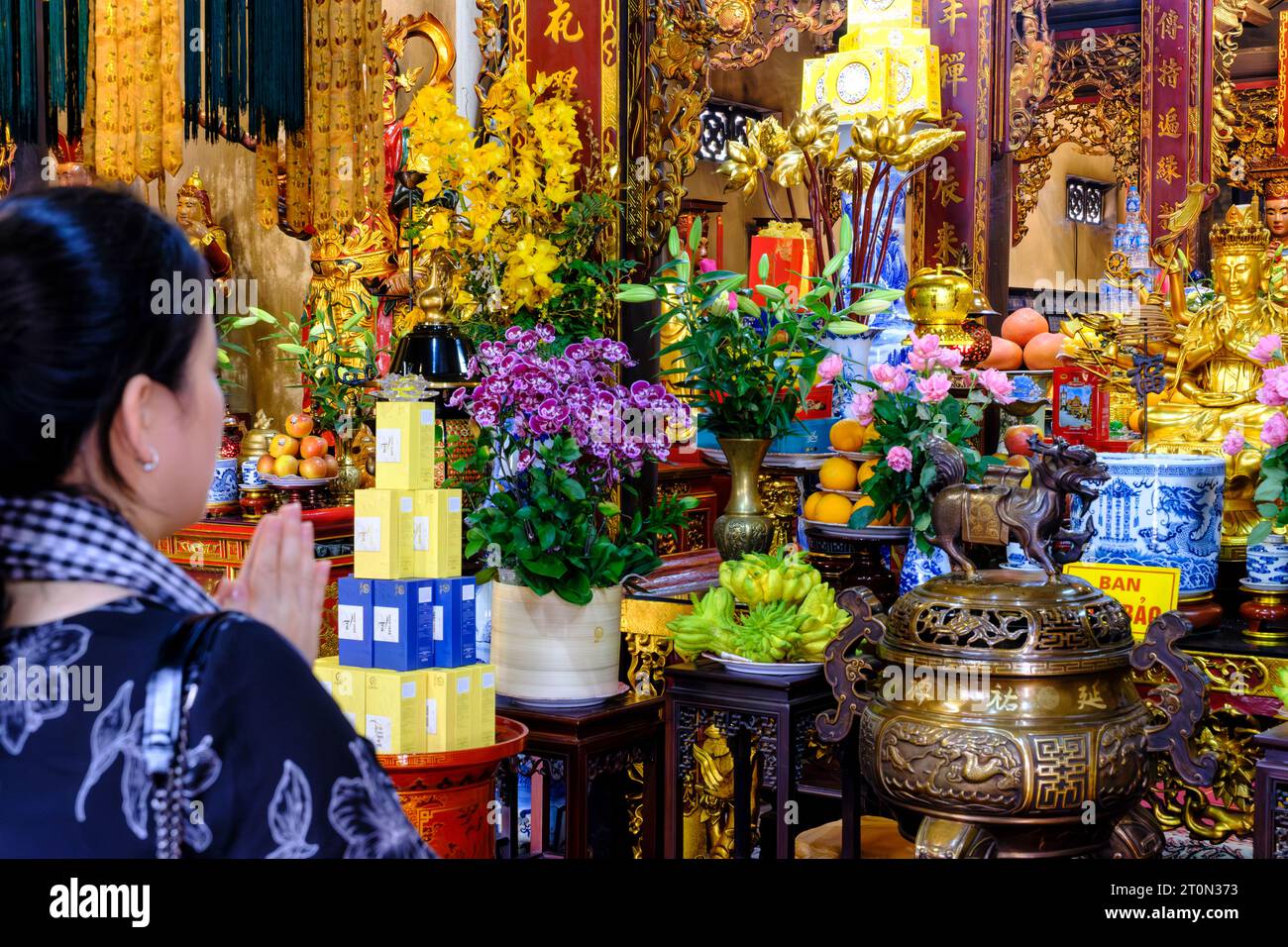 Hanoi, Vietnam. Frau betet in der buddhistischen Pagode von Dien Huu. Anbeter Beten. Stockfoto