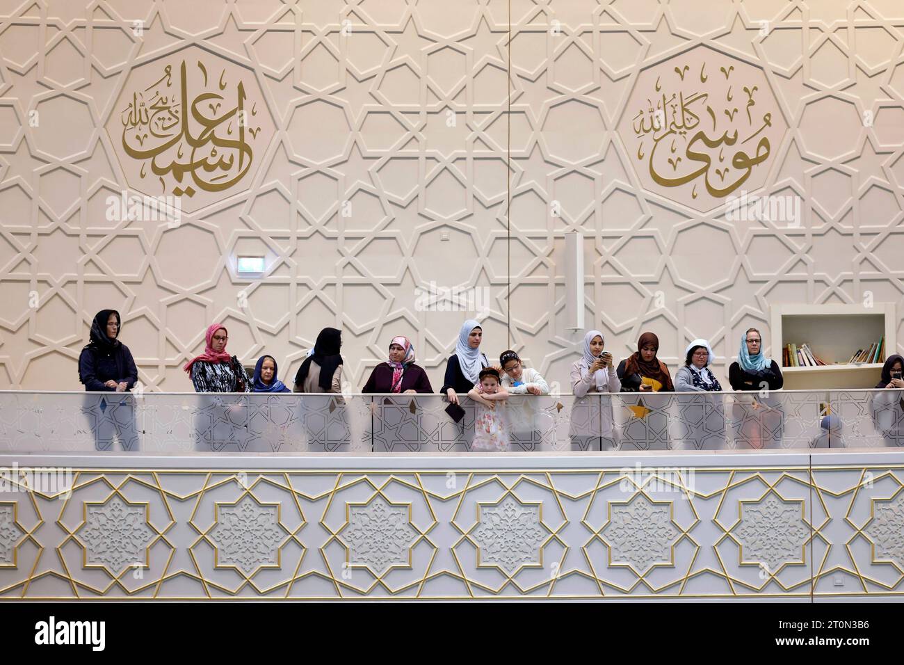 Innenansicht der DITIB Zentralmoschee in Ehrenfeld am Tag der offenen Moschee. An der Kölner Zentralmoschee darf seit 2022 freitags per Lautsprecher von einem muezzin zum Gebet gerufen werden. Themenbild, Symbolbild Köln, 03.10.2023 NRW Deutschland *** Innenansicht der DITIB Zentralmoschee in Ehrenfeld am Tag der offenen Moschee in der Zentralmoschee in Köln darf seit 2022 ein Muezzin freitags per Lautsprecher zum Gebet aufrufen Themenbild, Symbolbild Köln, 03 10 2023 NRW Deutschland Copyright: xChristophxHardtx Stockfoto