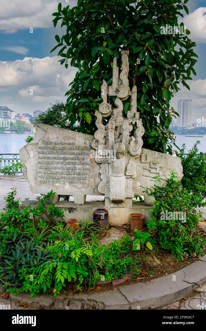 Hanoi, Vietnam. John McCain Memorial am Ufer des Truc Bach Lake. Stockfoto
